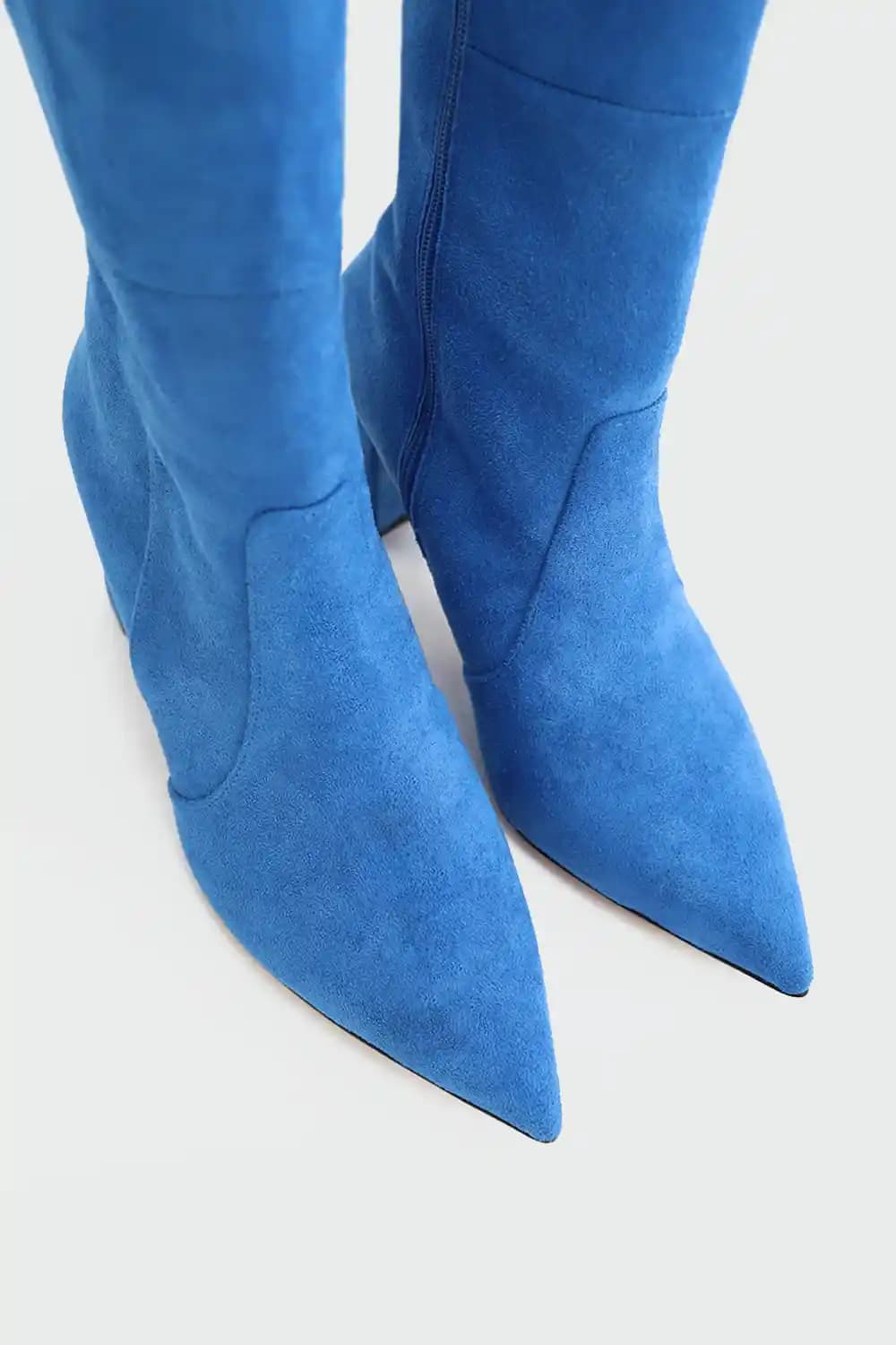 Mavi Çizmenin Moda Dünyasındaki Yeri ve Kombinasyon İpuçları