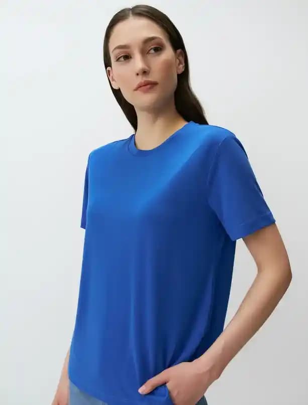 Mavi Düz Tişört: Zamansız Moda Parçası ve Kombin İpuçları