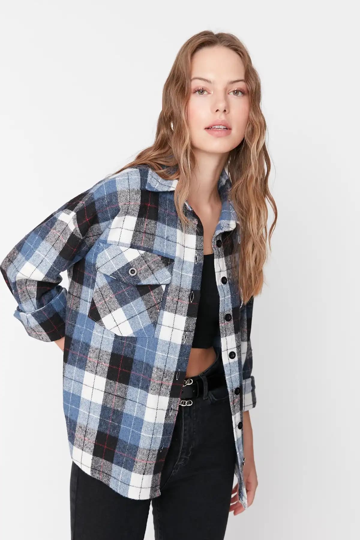 Mavi Ekose Gömlek: Moda Dünyasında Zamansız ve Çok Yönlü Bir Parça