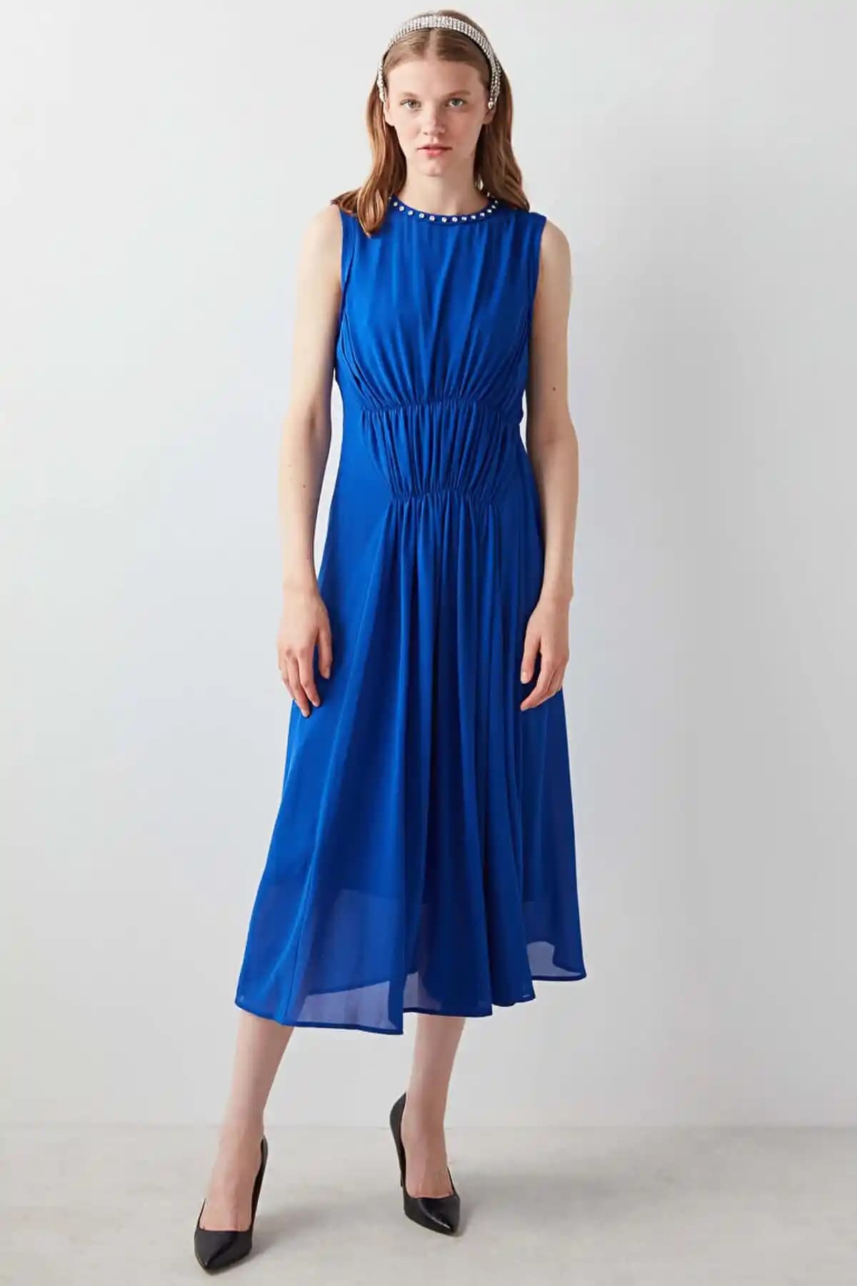 Mavi Elbise Modası: Trendler, Kombinler ve Stil İpuçları