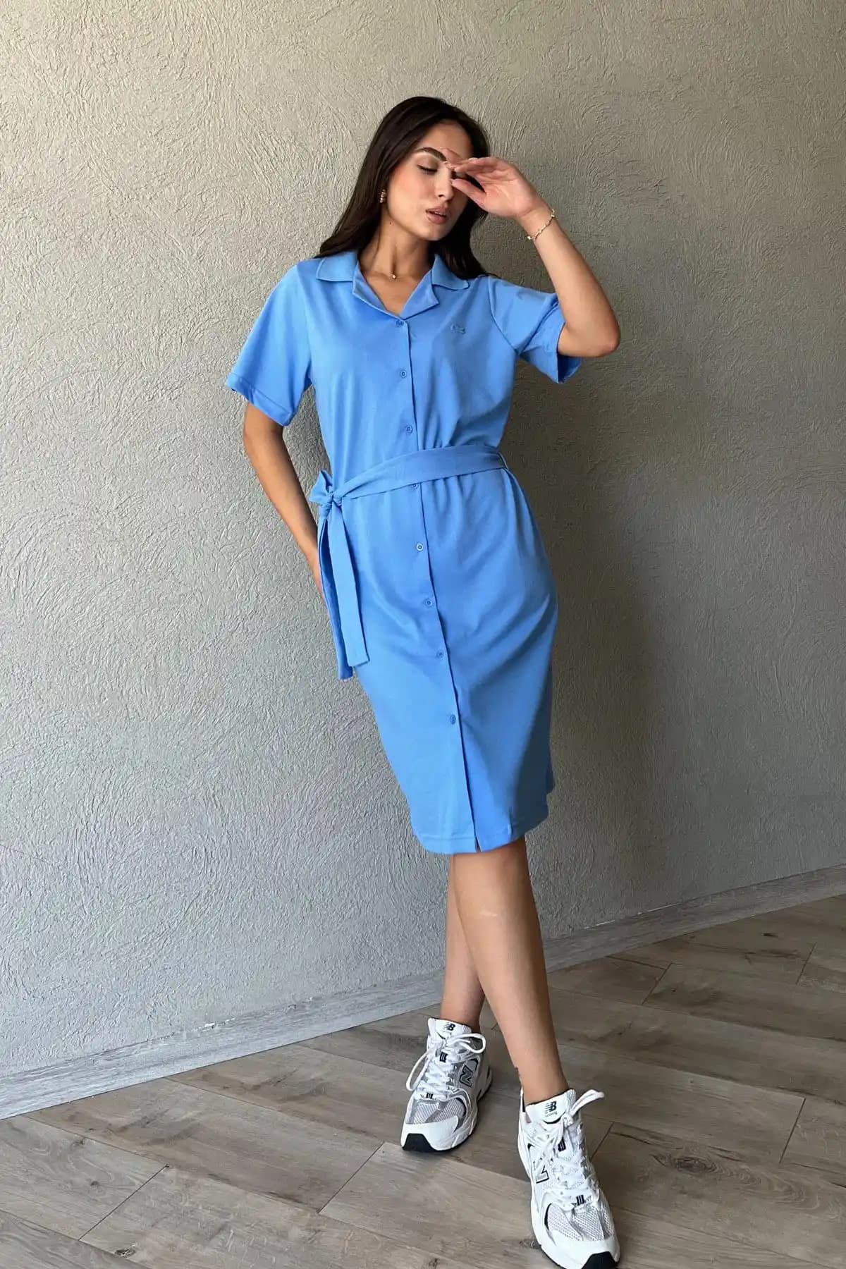 Mavi Elbise Modelleri ve Trendleri: Şıklık ve Zarafetin Simgesi