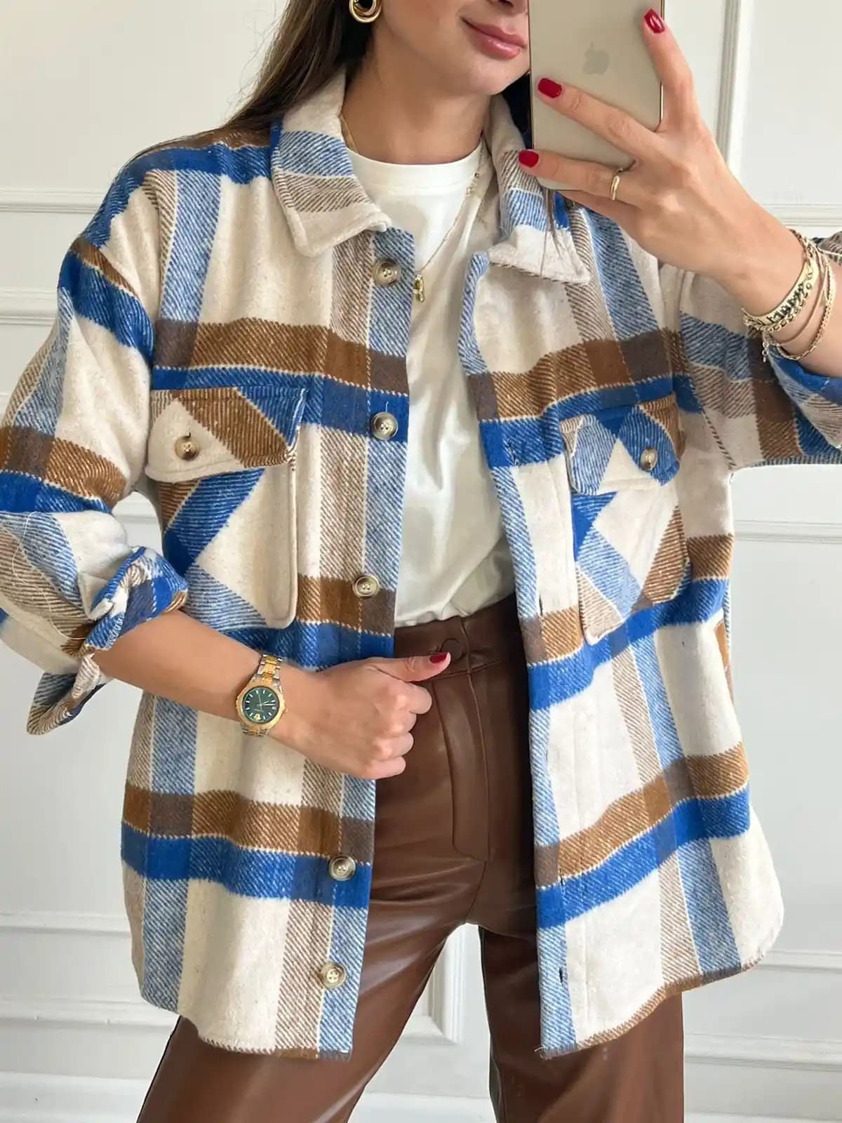 Mavi Gömlek ve Ceket Trendleri: Zamansız Şıklık ve Çok Yönlülük Rehberi