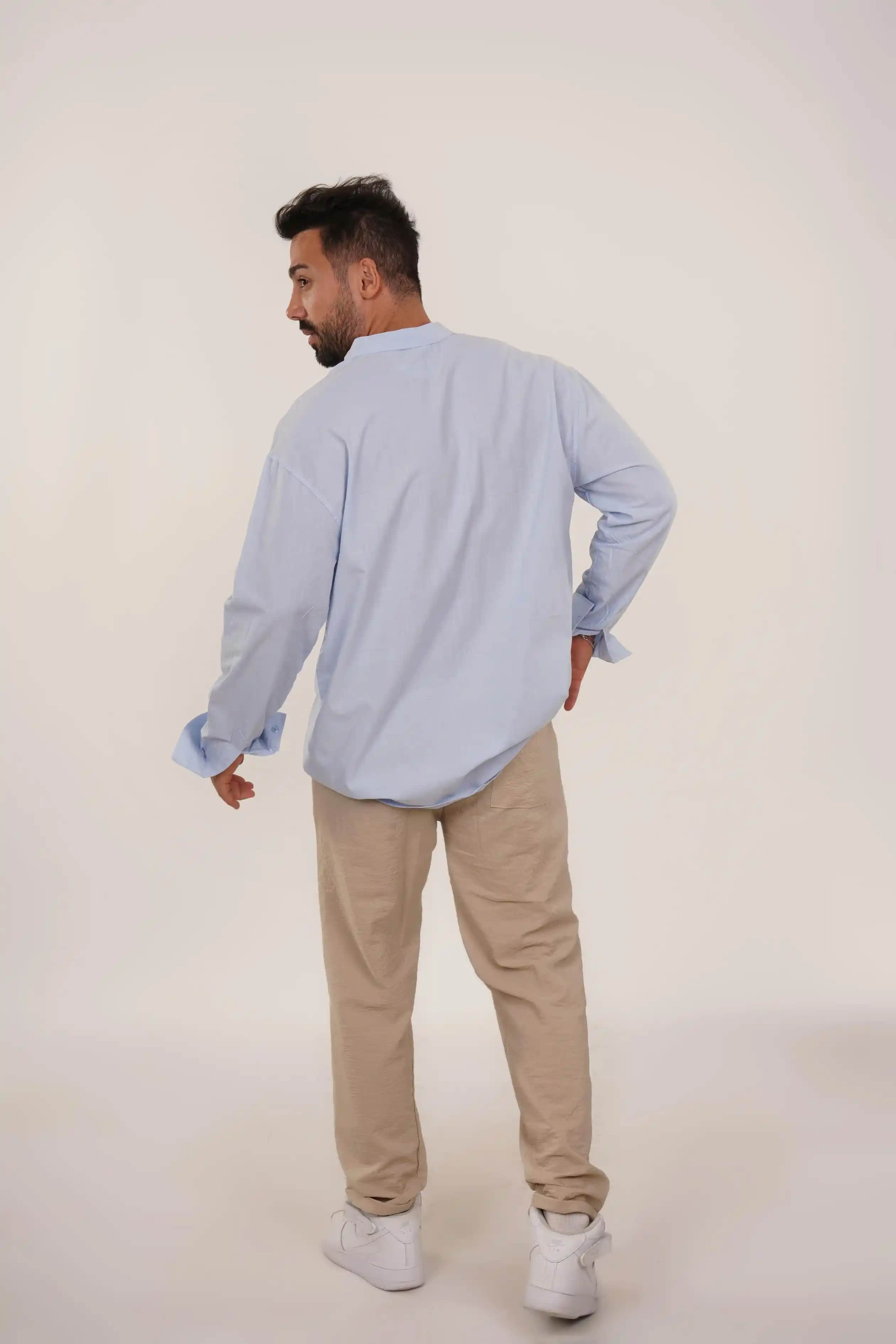 Mavi Gömlek ve Krem Pantolon Kombini: Zamansız Şıklık ve Çok Yönlülük Rehberi