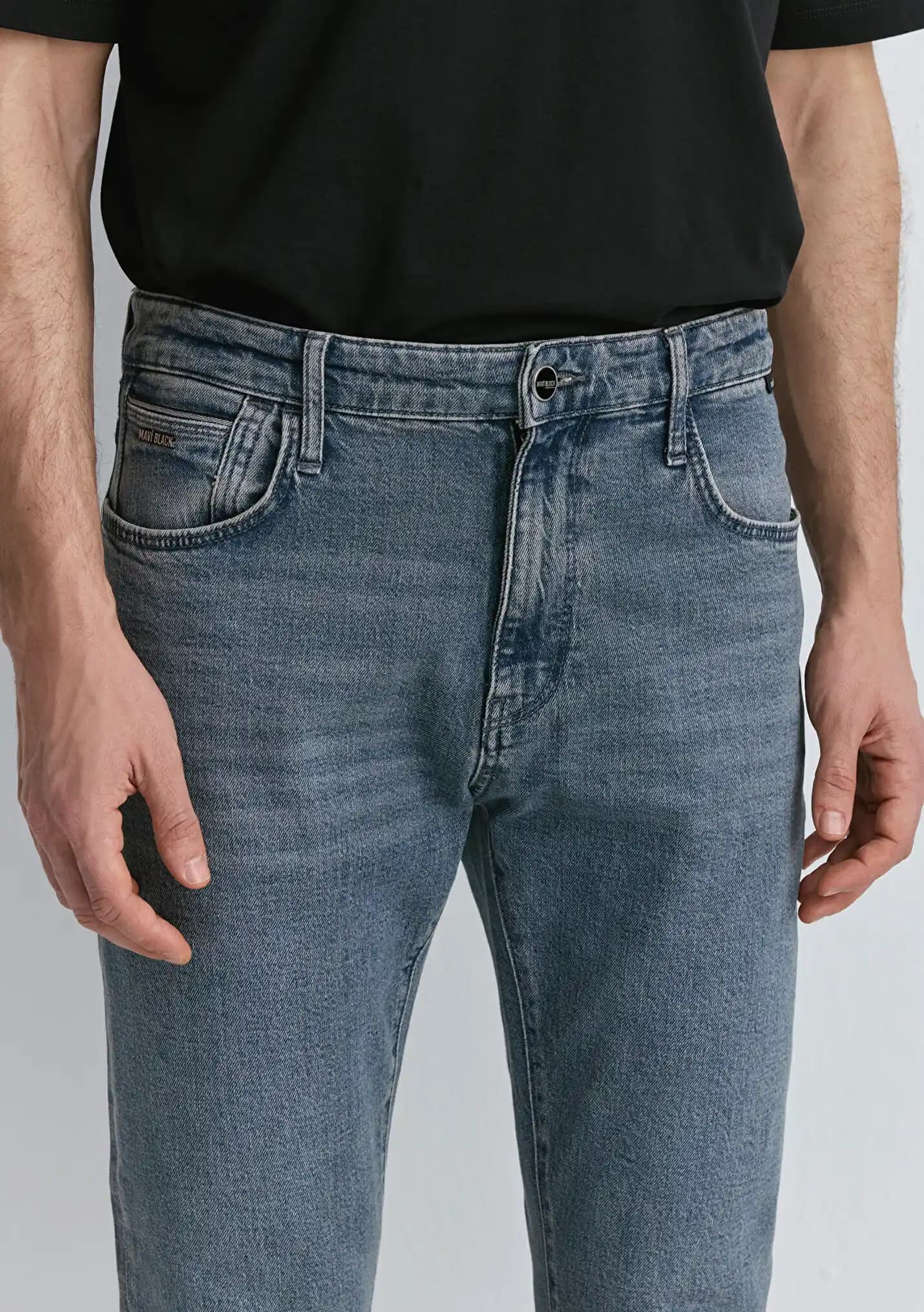 Mavi-Gri Pantolon: Günlük ve İş Hayatı İçin Şık ve Rahat Kombinasyon Önerileri