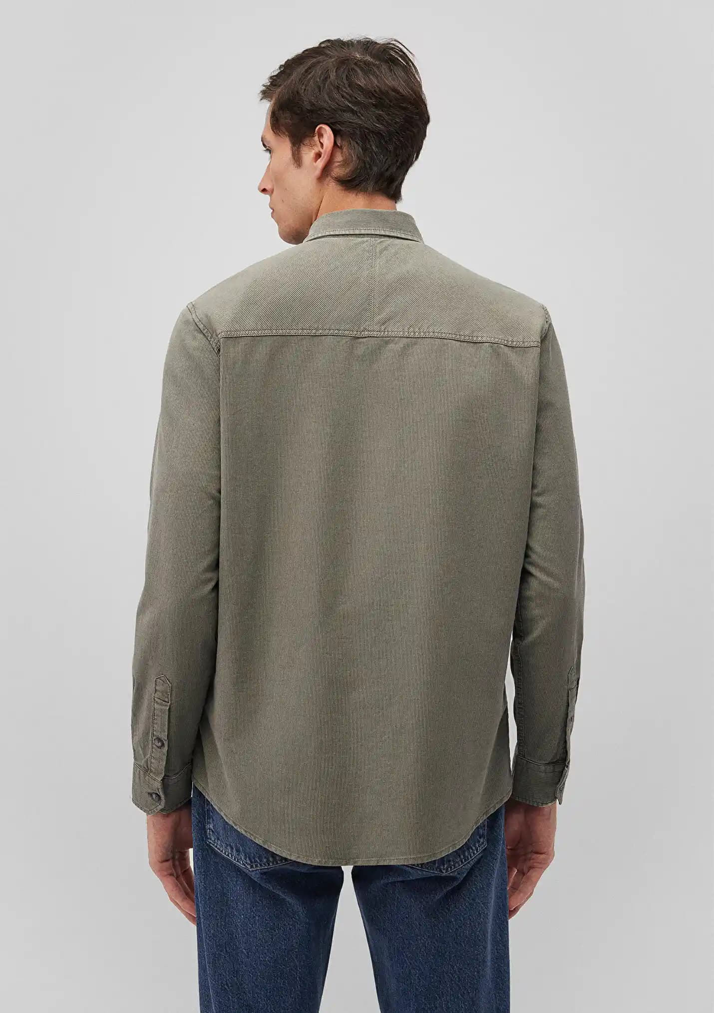 Mavi Haki Gömlek: Moda Dünyasında Çok Yönlü ve Zamansız Bir Parça