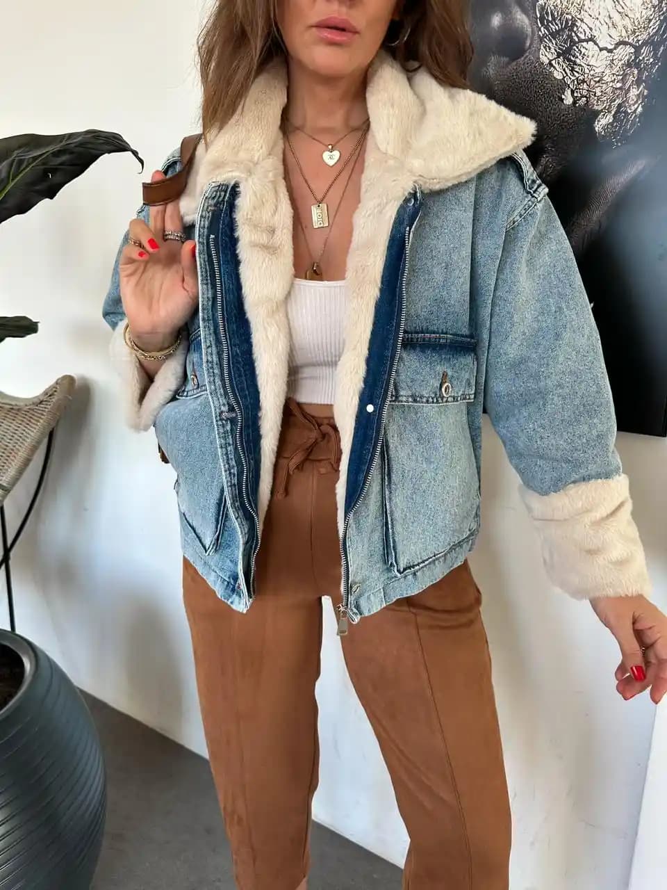 Mavi İç İçi Kürklü Montlar: Kış Şıklığı ve Konforunu Bir Arada Sunar