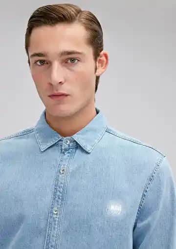 Mavi Jean Gömleklerle Tarzınızı Yansıtın Modern ve Zamansız Moda Parçası
