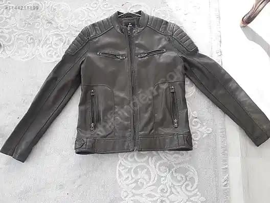 Mavi Jean ve Erkek Deri Montu: Zamansız Şıklık ve Stil İpuçları