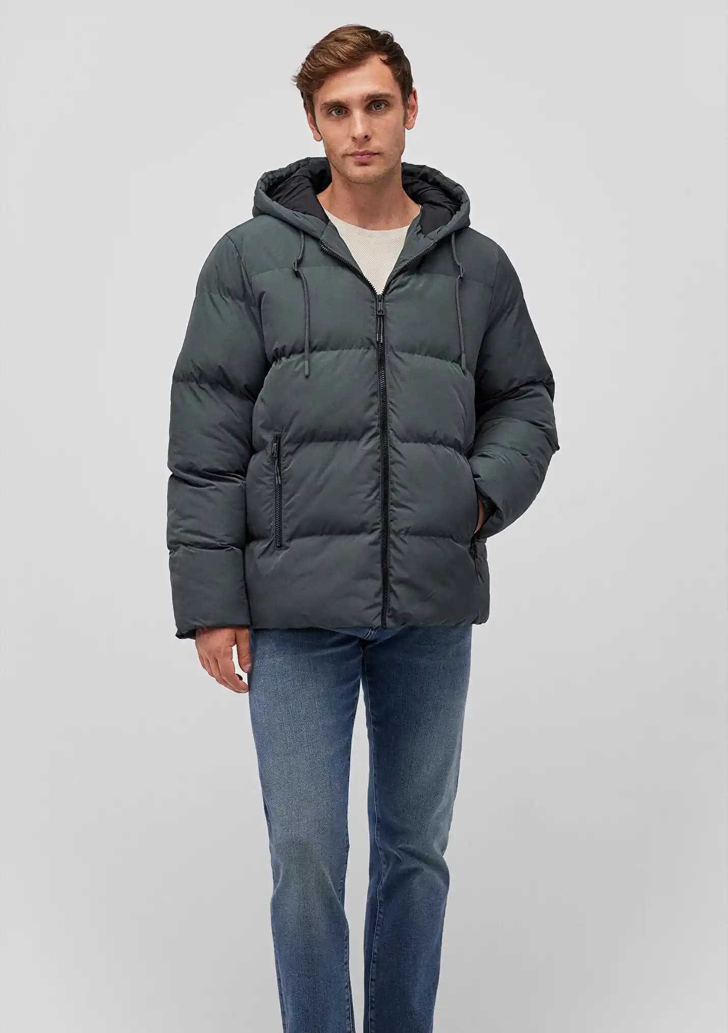 Mavi Jean ve Yeşil Mont: Moda Dünyasında Şık ve Uyumlu Kombinler