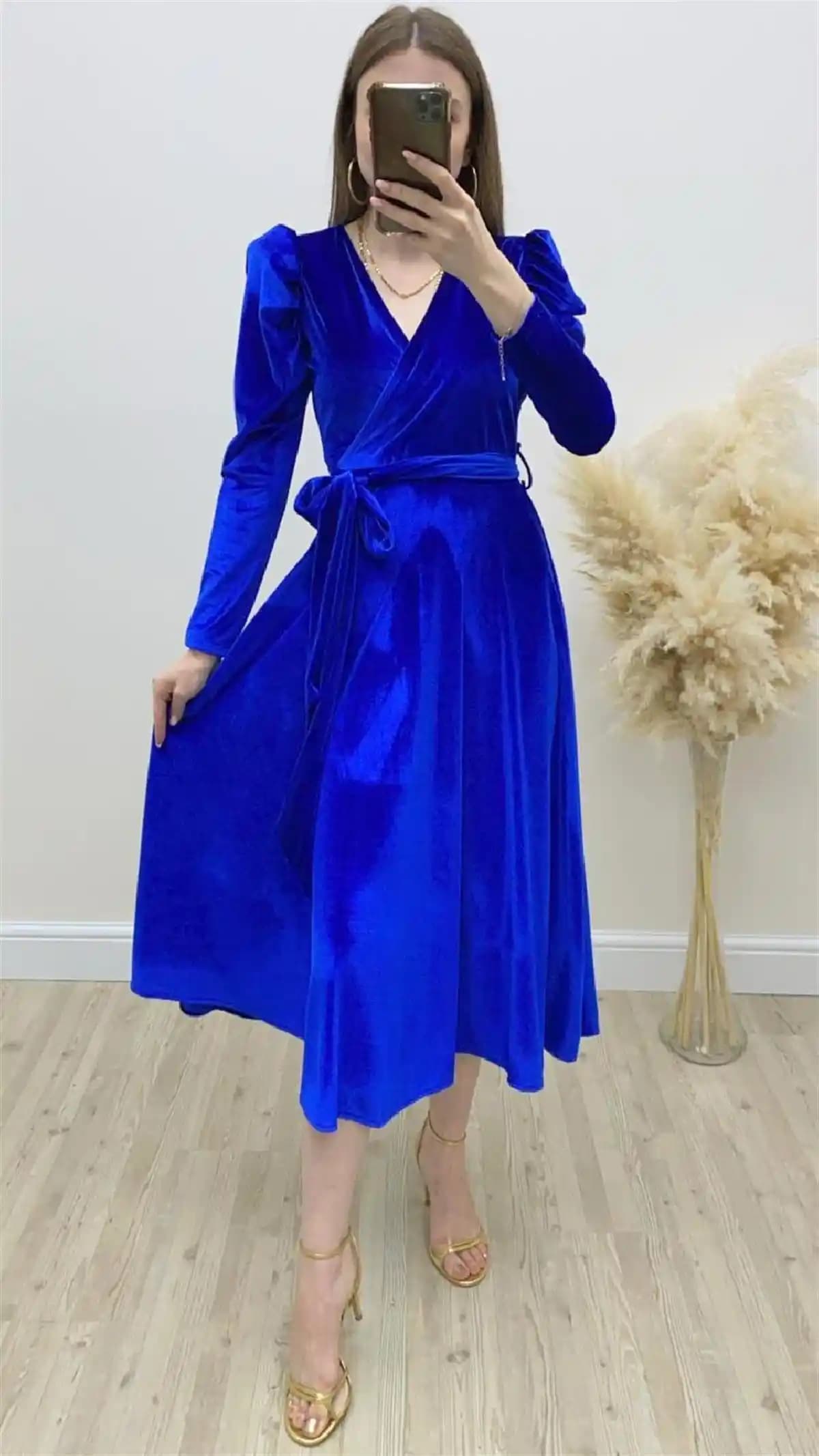 Mavi Kadife Elbise: Moda Trendleri ve Stil Önerileriyle Zarif Kombinasyonlar