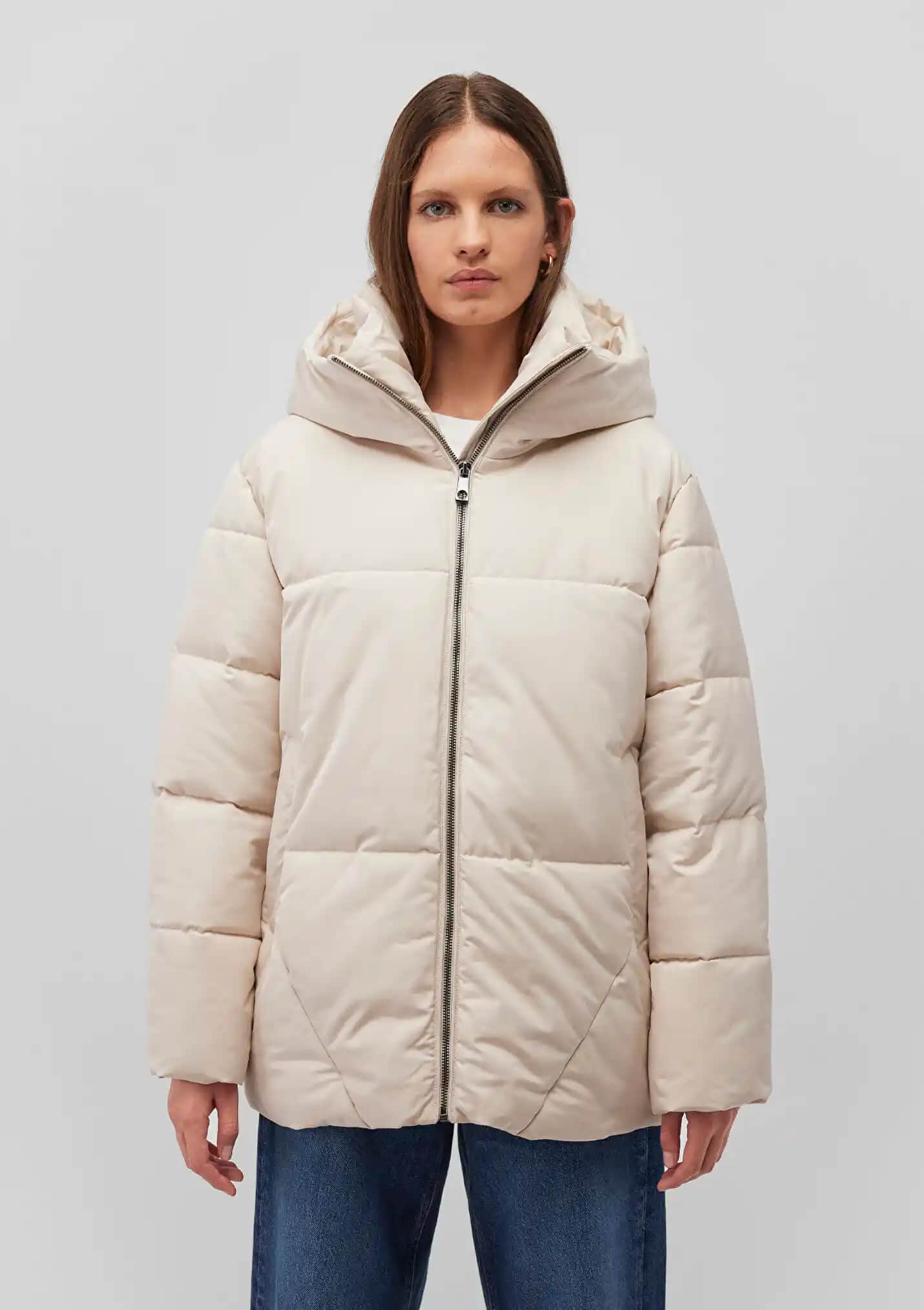 Mavi Kapüşonlu Bej Şişme Mont ile Kış Stilinizde Şıklık ve Fonksiyonellik