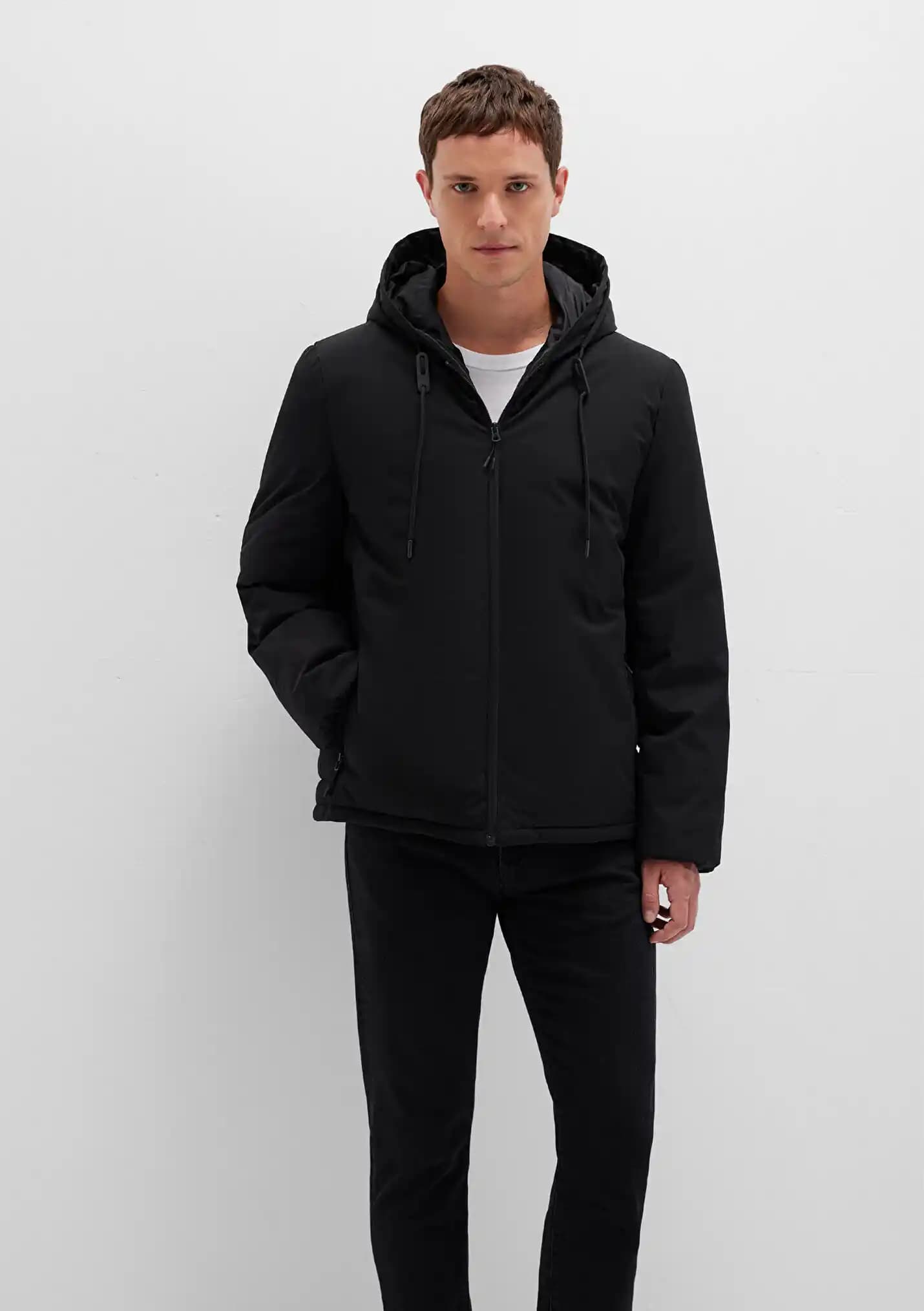 Mavi Kapüşonlu Siyah Mont Modada Şıklık ve Fonksiyonelliğin Buluşması