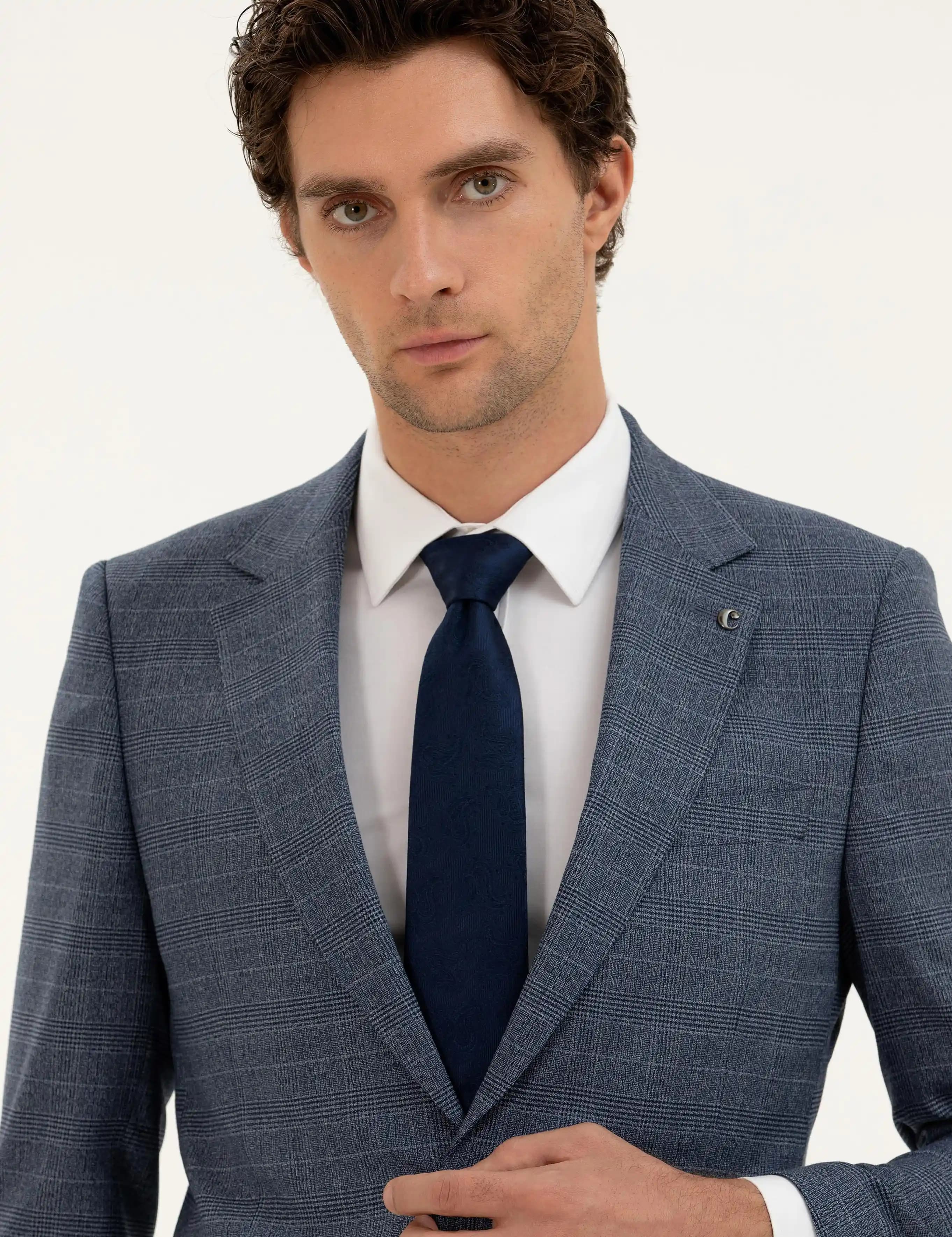 Mavi Kareli Takım Elbise: Moda ve Stil İpuçlarıyla Zamansız Şıklık Rehberi