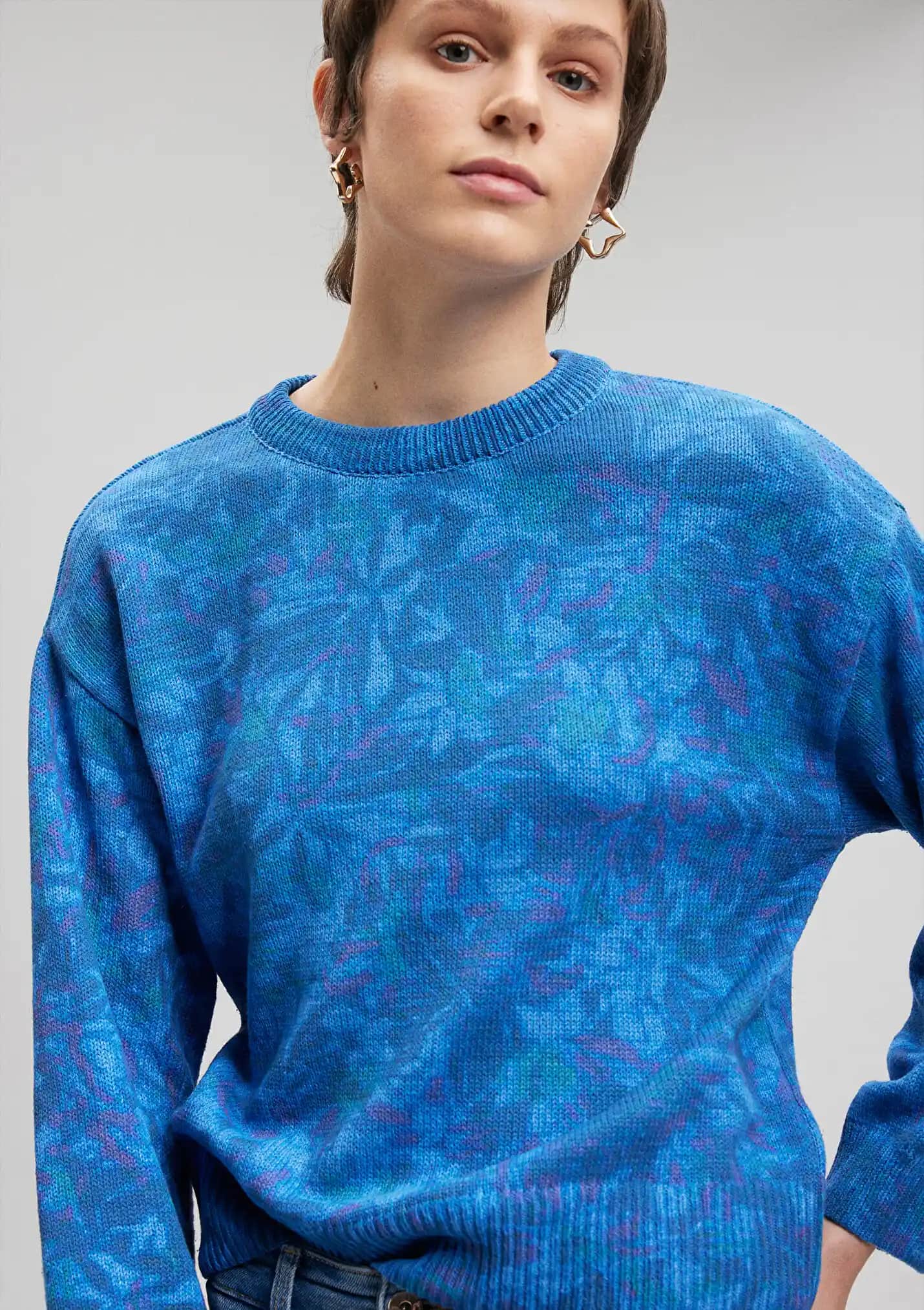 Mavi Kazak Modası: Stil ve Rahatlık Sunan Kışın En Güzel Parçası