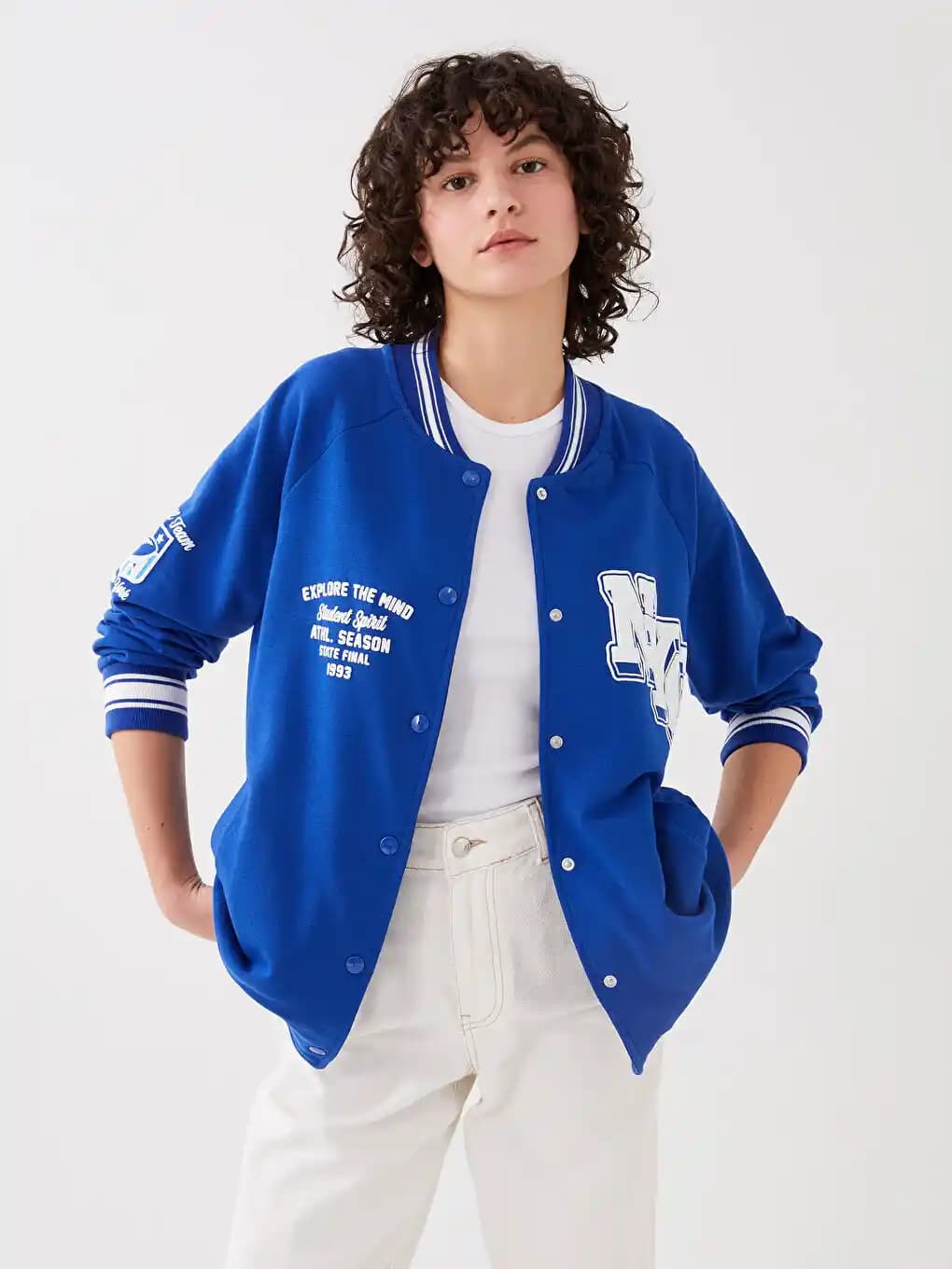 Mavi Kolej Ceketi: Moda Dünyasında Zamansız Bir Stil Sembolü ve Güncel Trendler