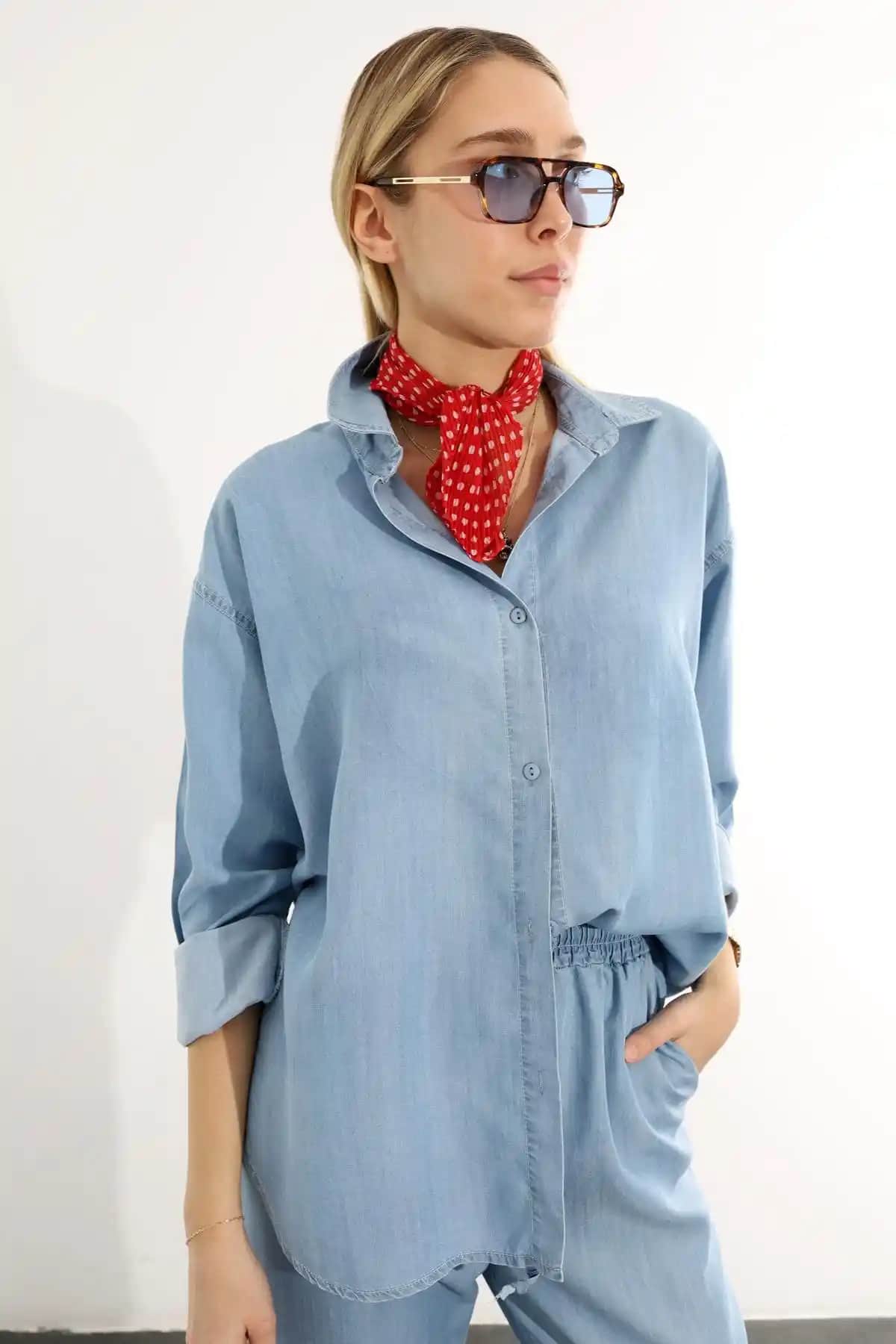 Mavi Kot Gömlek: Moda Dünyasının Zamansız ve Çok Yönlü Parçası