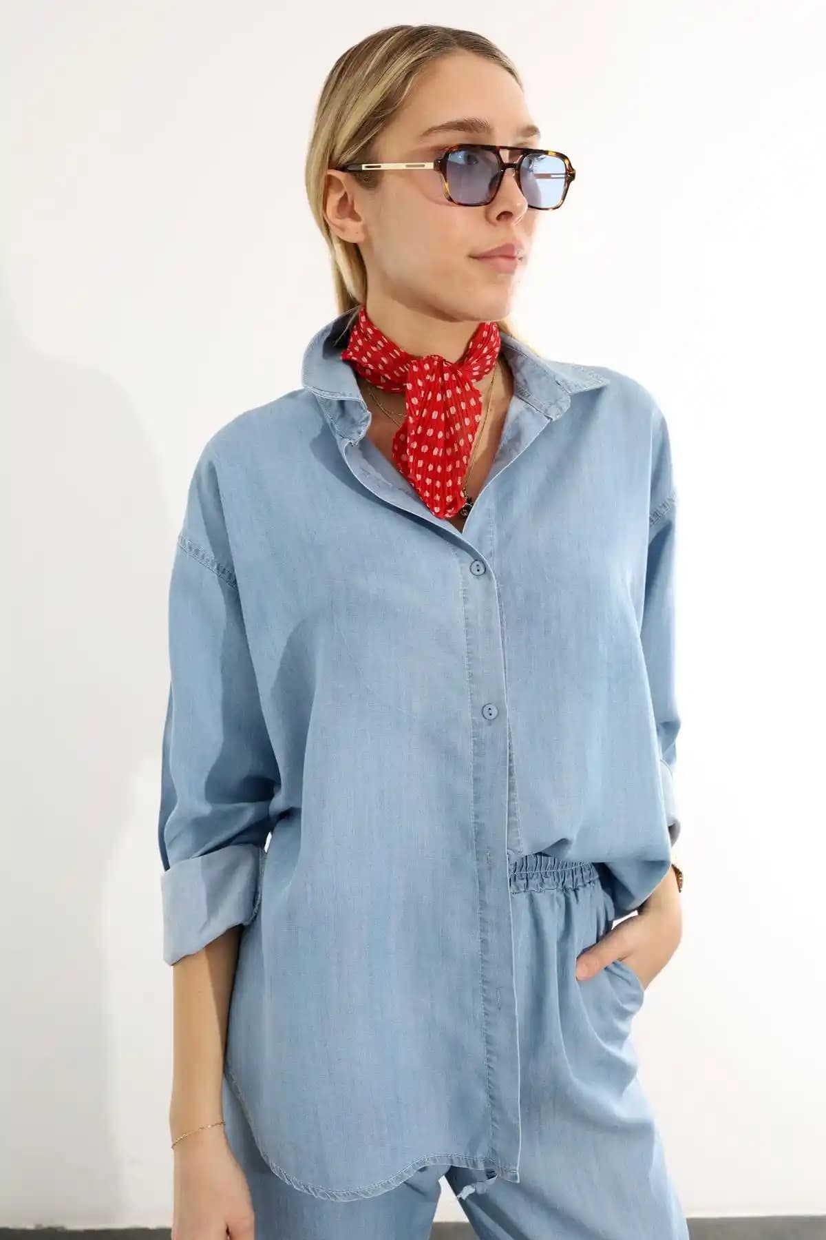 Mavi Kot Gömlek: Moda Dünyasının Zamansız ve Çok Yönlü Parçası