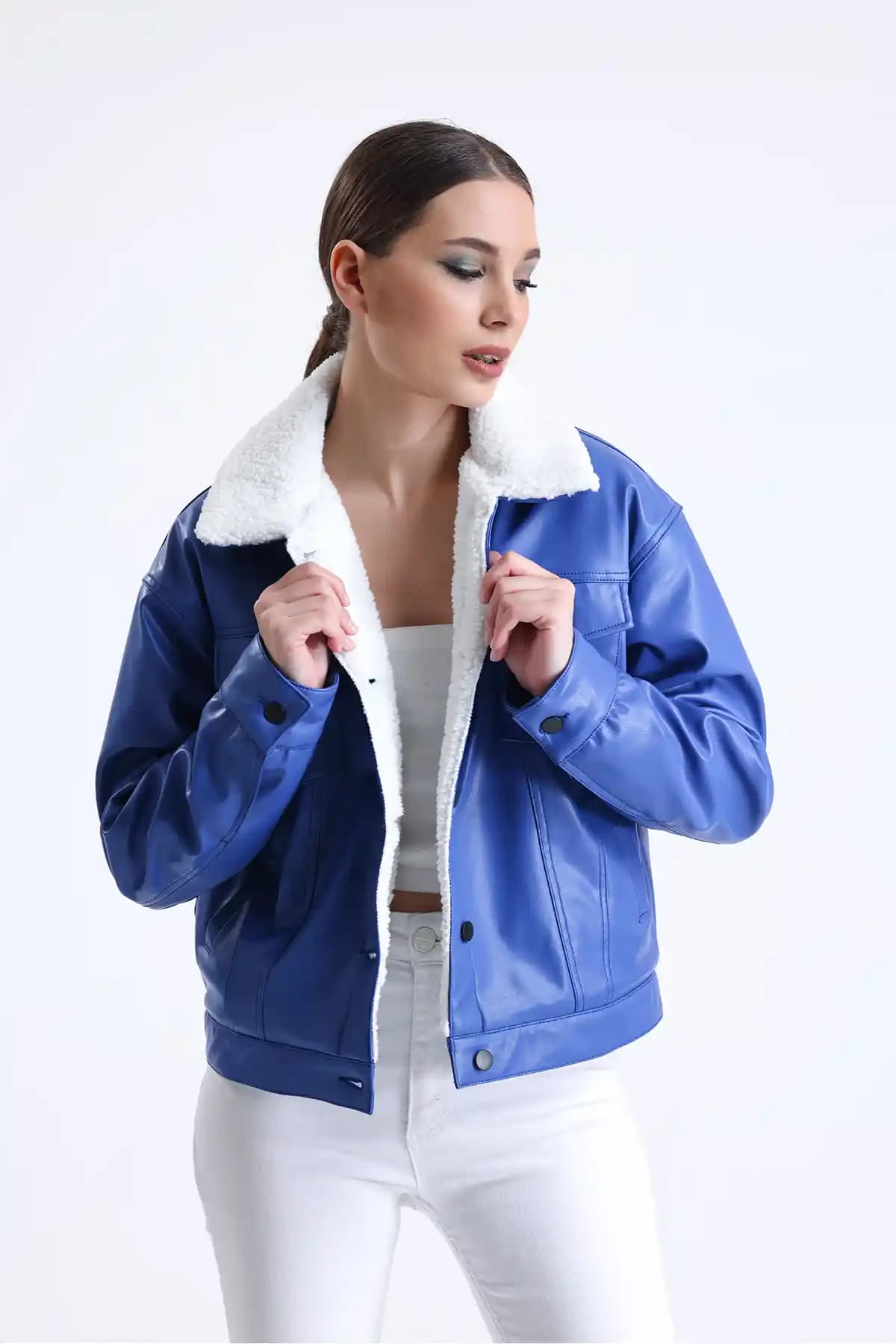 Mavi Kürklü Montlar: Kış Aylarında Şıklık ve Sıcaklık Sağlayan Moda Tercihleri