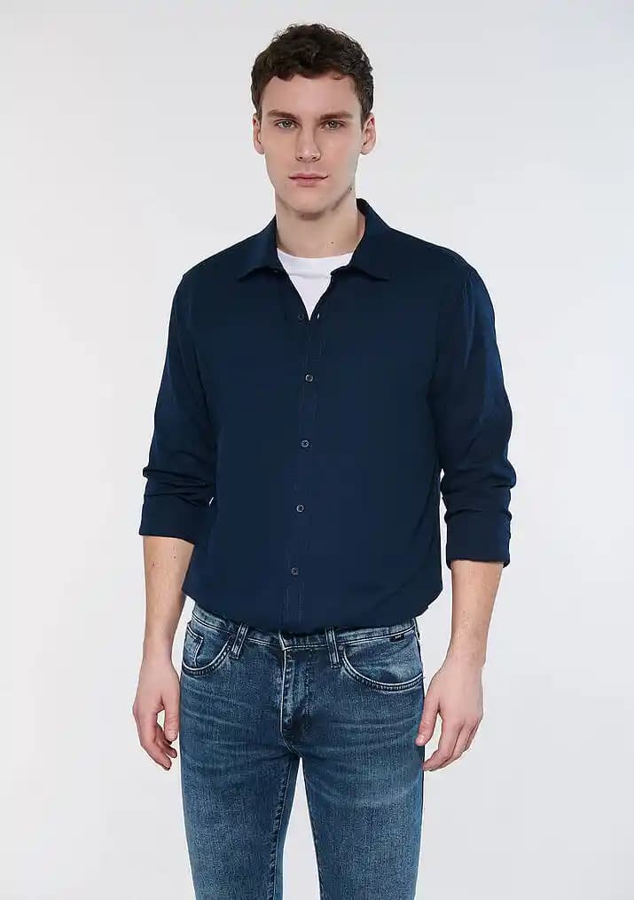 Mavi Lacivert Gömlek: Zamansız Şıklık ve Çok Yönlü Moda Seçenekleri