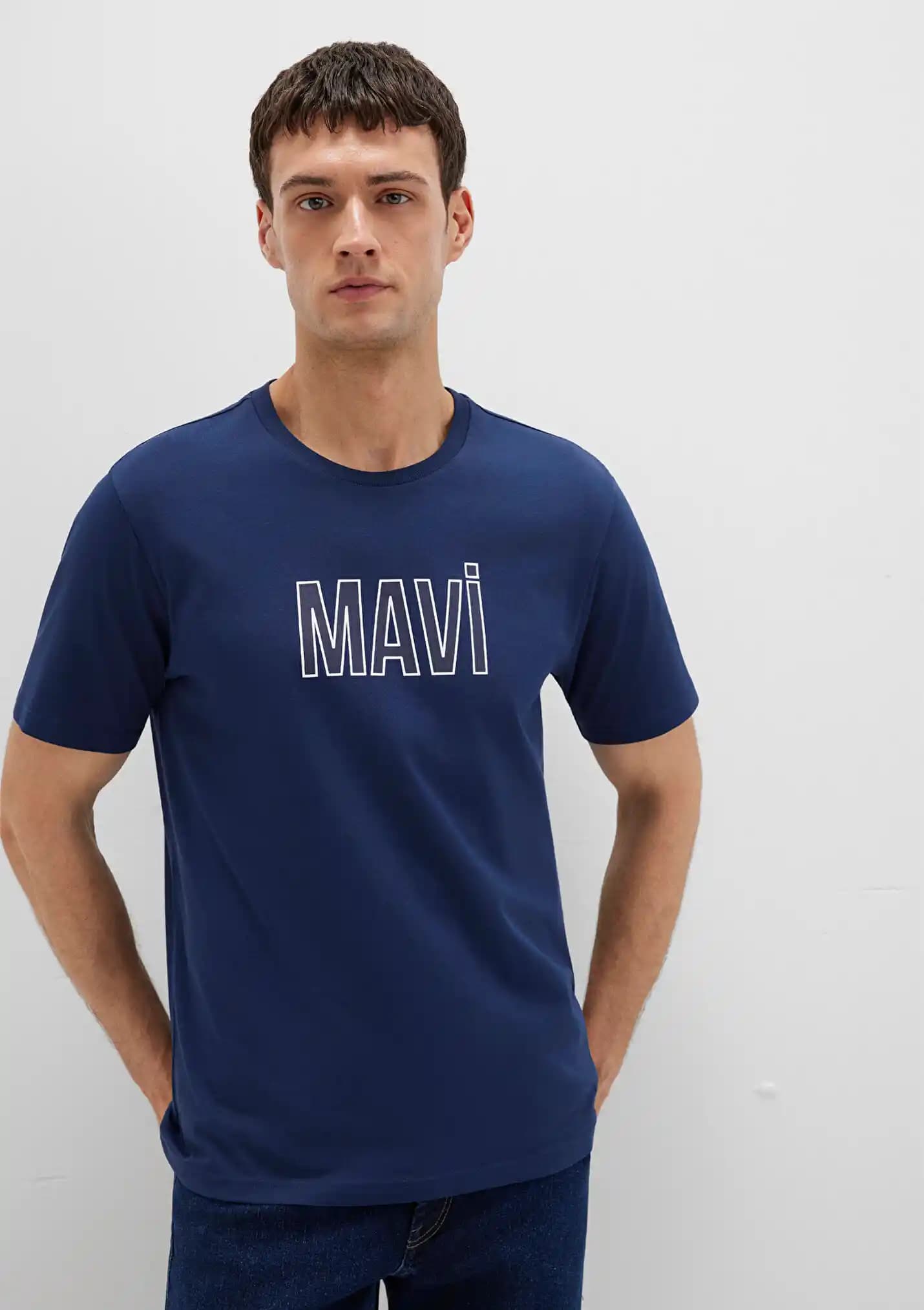 Mavi Logo Baskılı Tişörtler: Moda Dünyasında Güncel Trendler ve Stil Önerileri