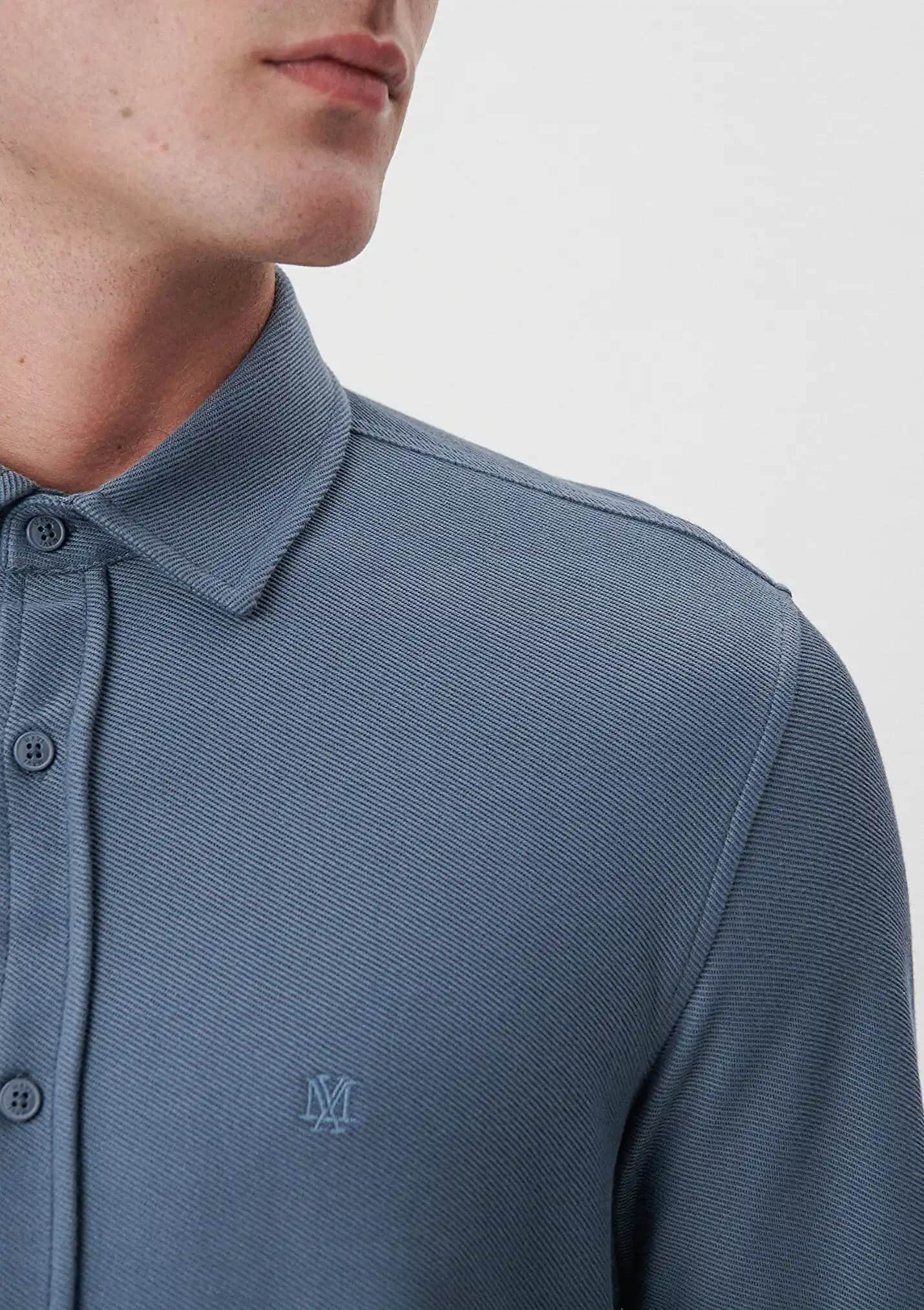 Mavi Örme Gömlekler: Moda ve Rahatlığın Buluştuğu Çok Yönlü Giyim Seçenekleri