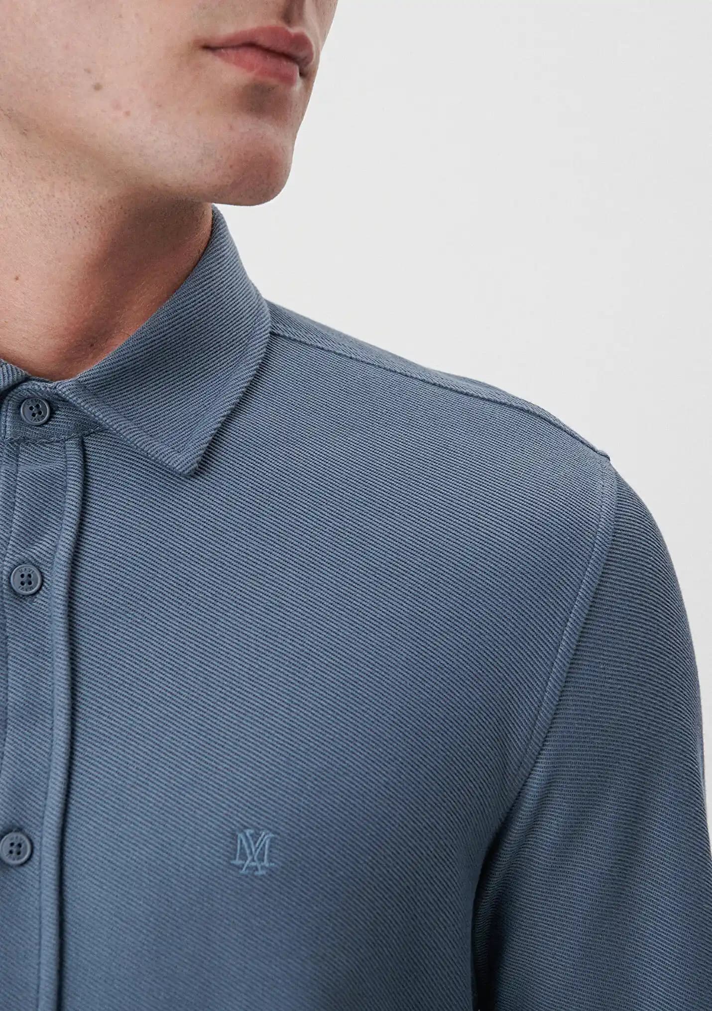 Mavi Örme Gömlekler: Moda ve Rahatlığın Buluştuğu Çok Yönlü Giyim Seçenekleri