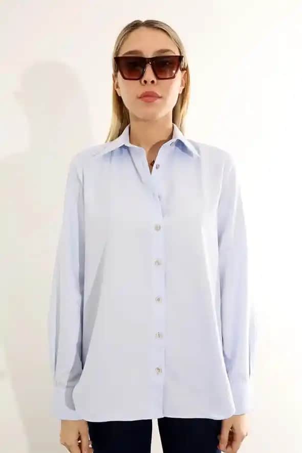 Mavi Oxford Gömlek: Moda Dünyasında Çok Yönlü ve Zamansız Bir Parça
