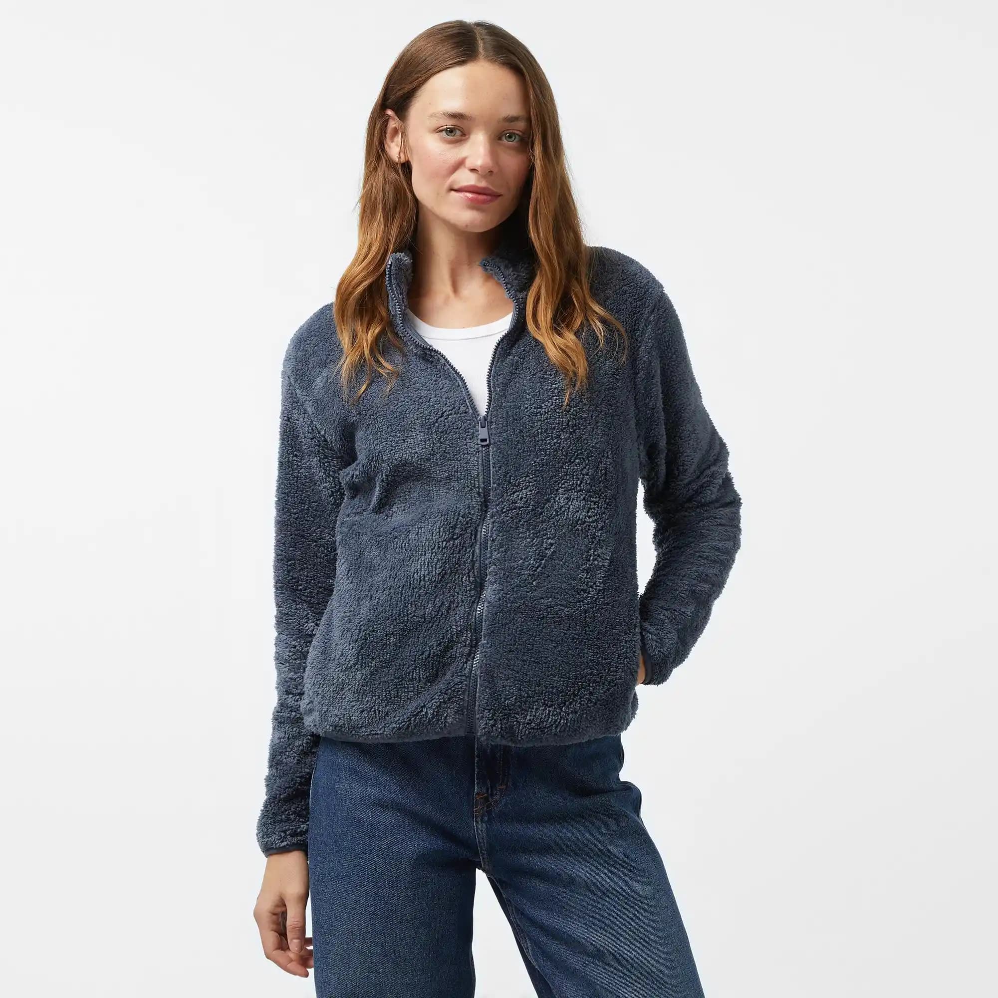 Mavi Peluş Sweatshirtler: Rahatlık ve Şıklığı Bir Arada Sunan Moda Trendleri