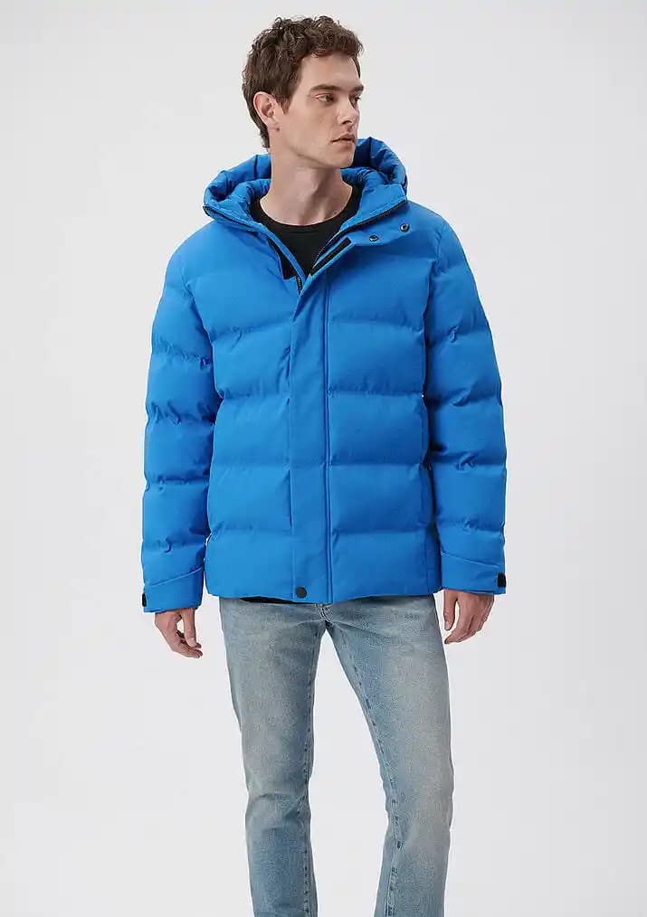 Mavi Şişme Mont: Moda ve Fonksiyonelliğin Buluştuğu Güncel Trendler