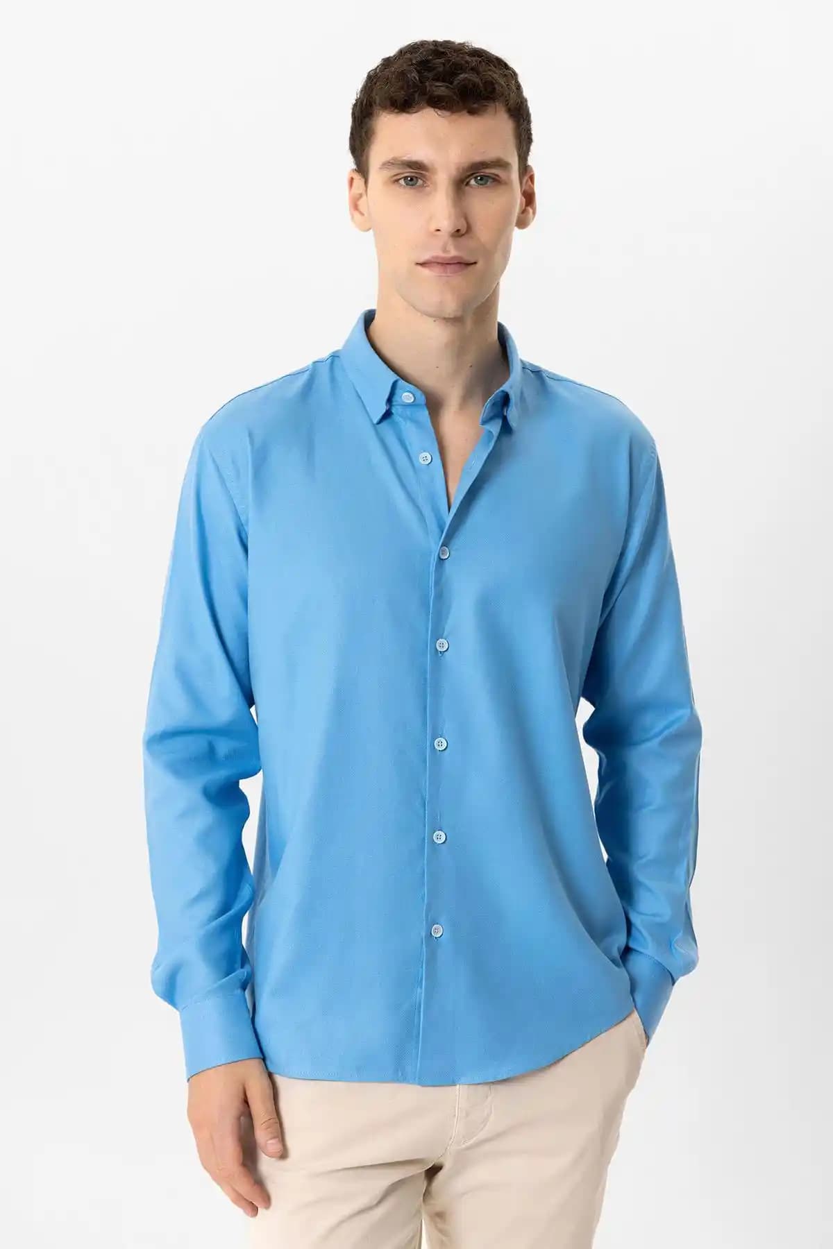 Mavi Slim Fit Gömlekler: Şıklık ve Konfor Sunan Modern Moda Trendleri