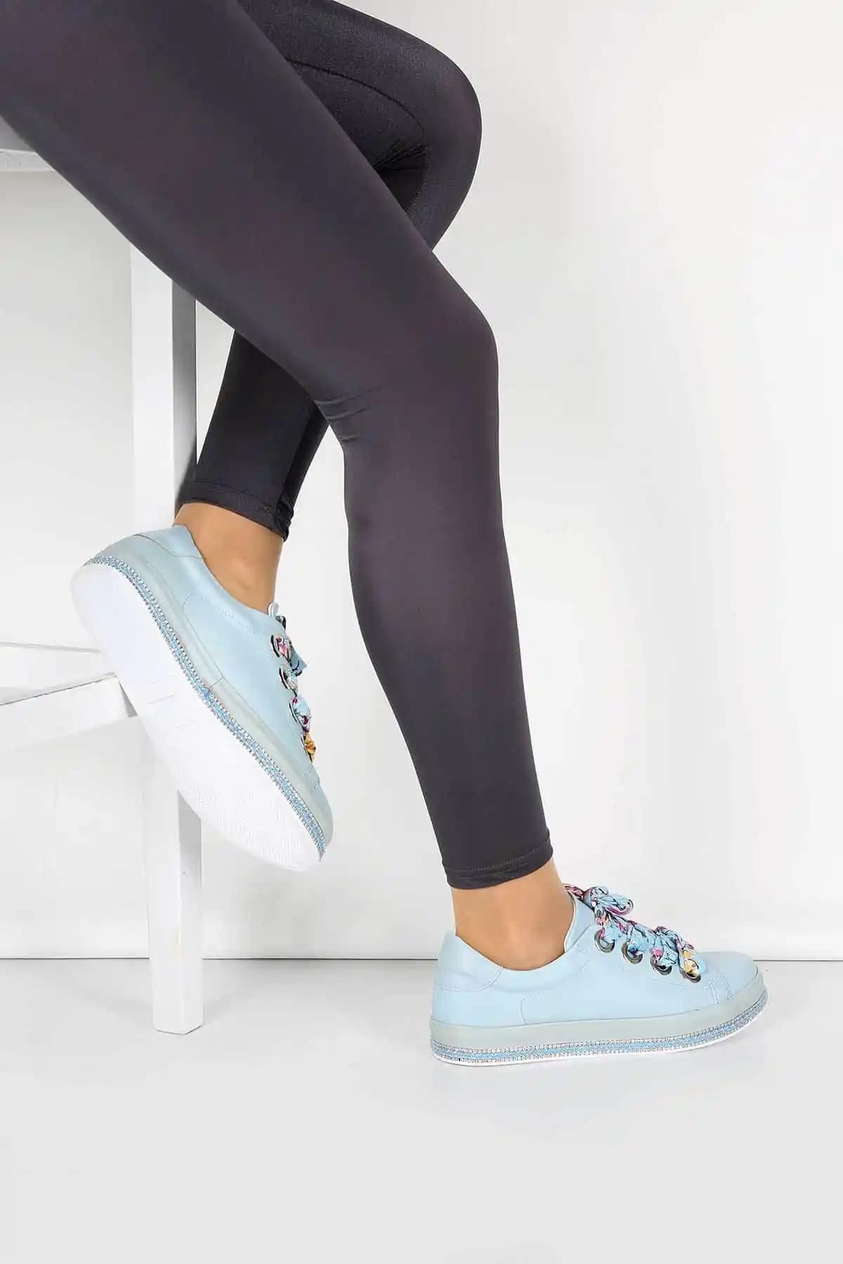 Mavi Spor Ayakkabılarla Günlük ve Spor Stilinizi Yenileyin