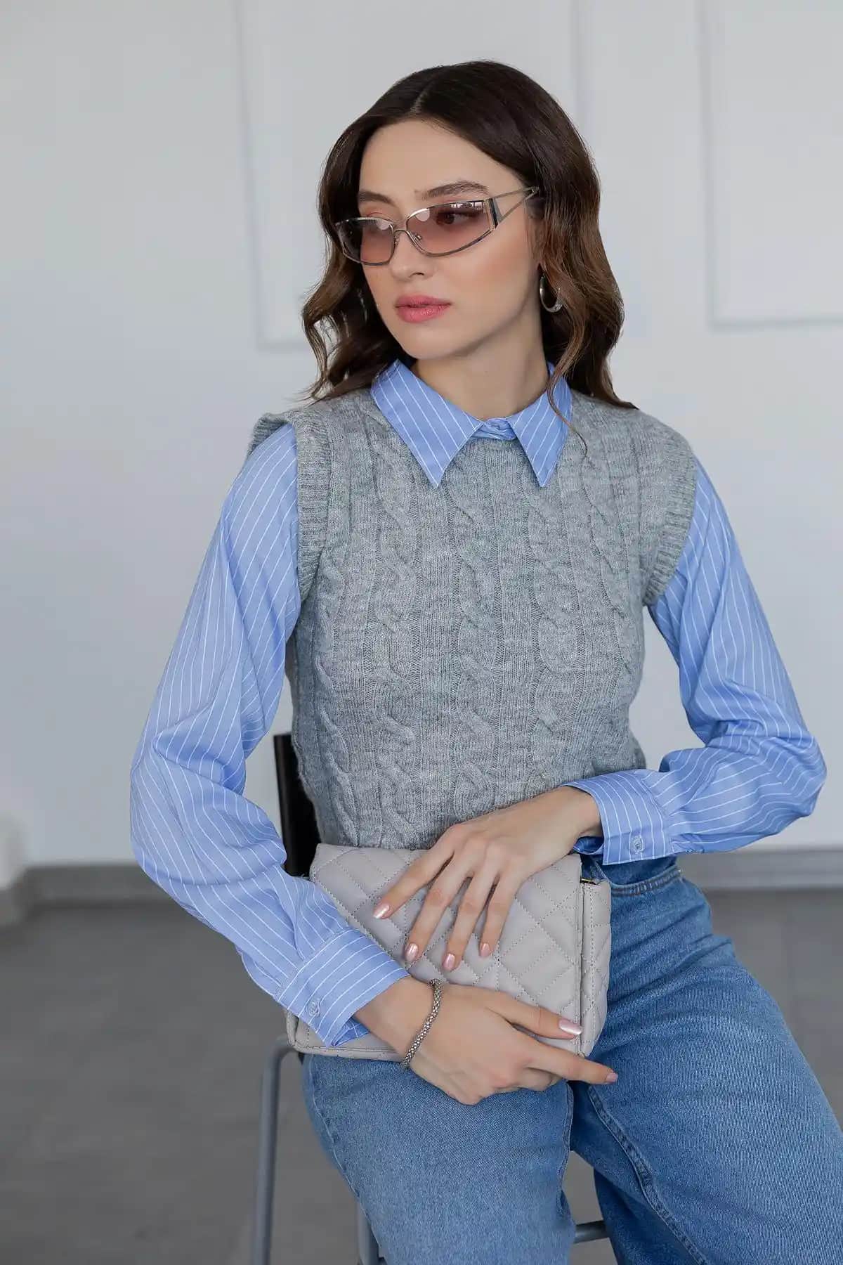 Mavi Süveter Modası: Zamansız Şıklık ve Kombinasyon İpuçları