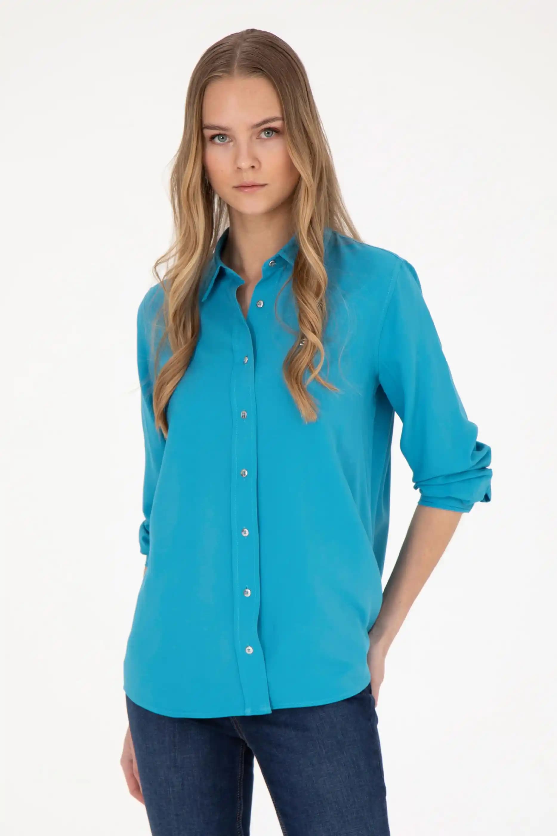 Mavi Uzun Kollu Gömlekler: Zamansız Şıklık ve Moda Trendleri Analizi