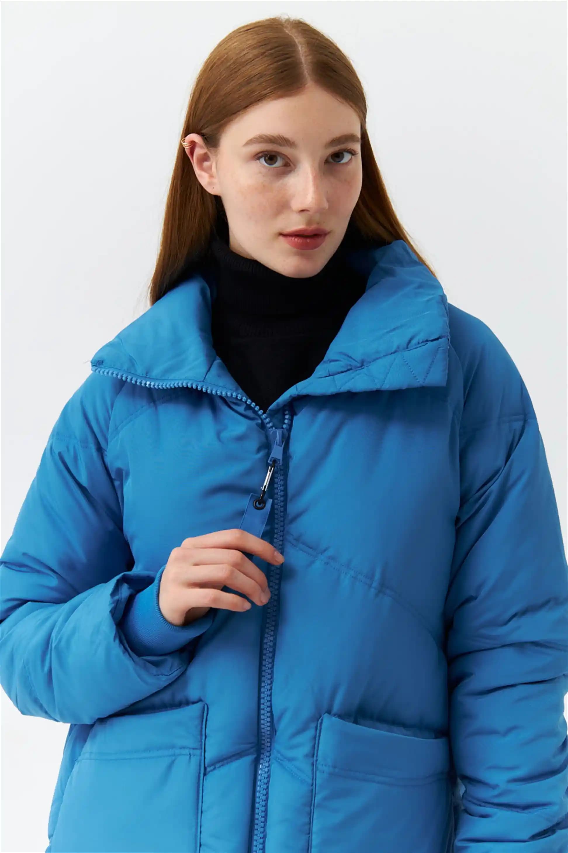 Mavi Uzun Şişme Montlar: Kış Modasında Stil ve İşlevselliğin Birleşimi