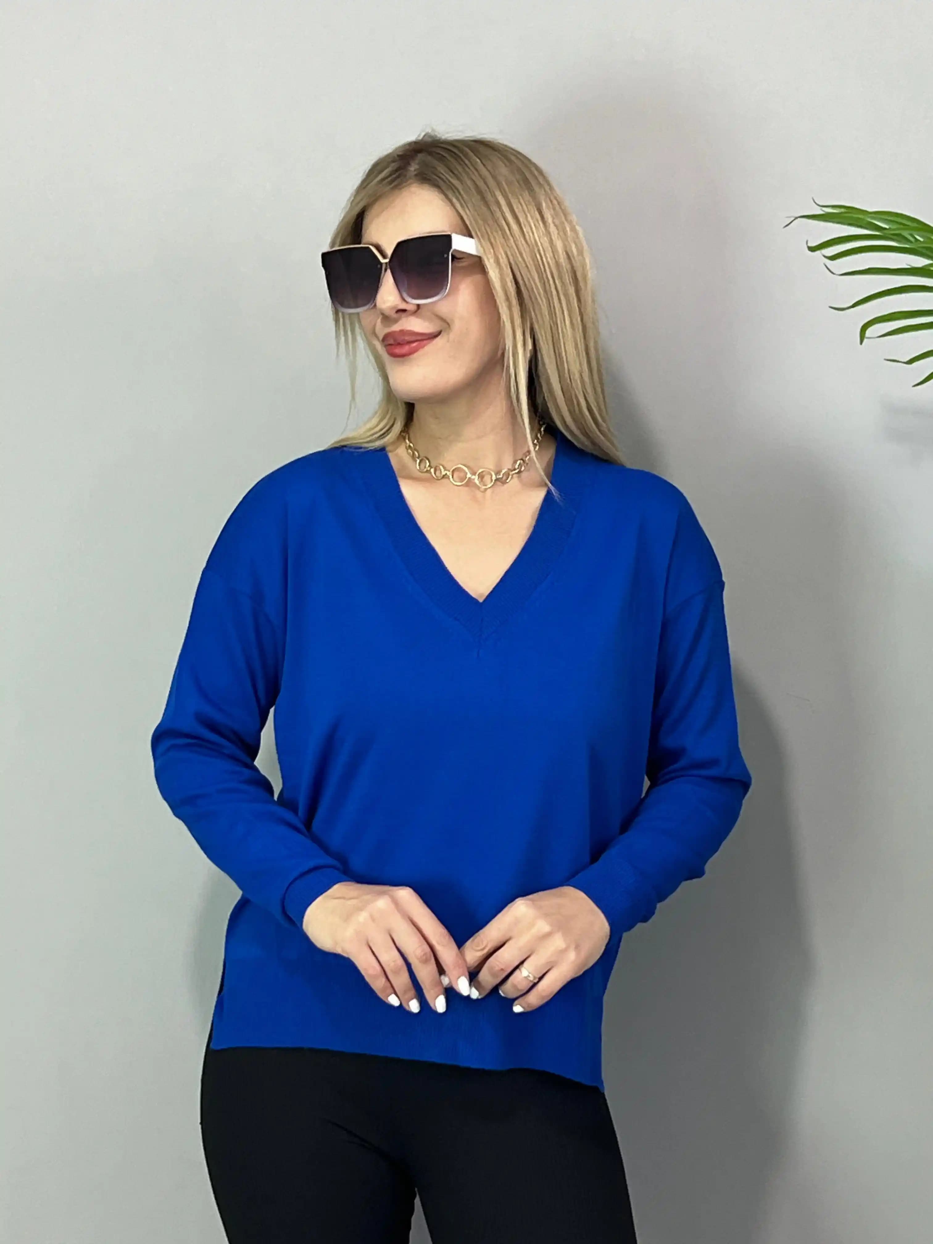 Mavi V Yaka Kazaklar: Moda Trendleri ve Şık Kombinasyon Önerileri