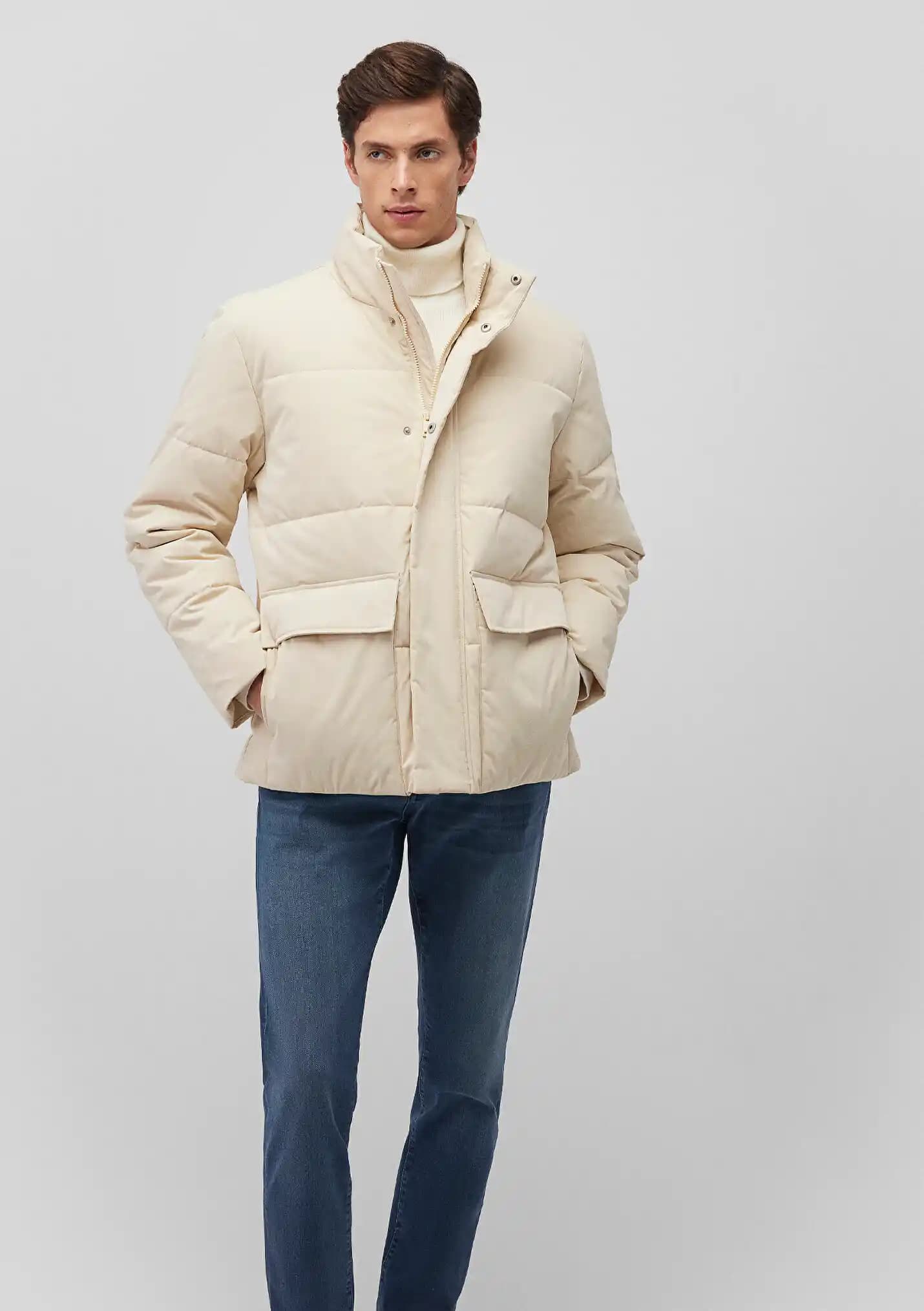 Mavi ve Bej Renklerin Şıklıkta Buluşması: Kış Montu Trendleri ve Kombin Önerileri