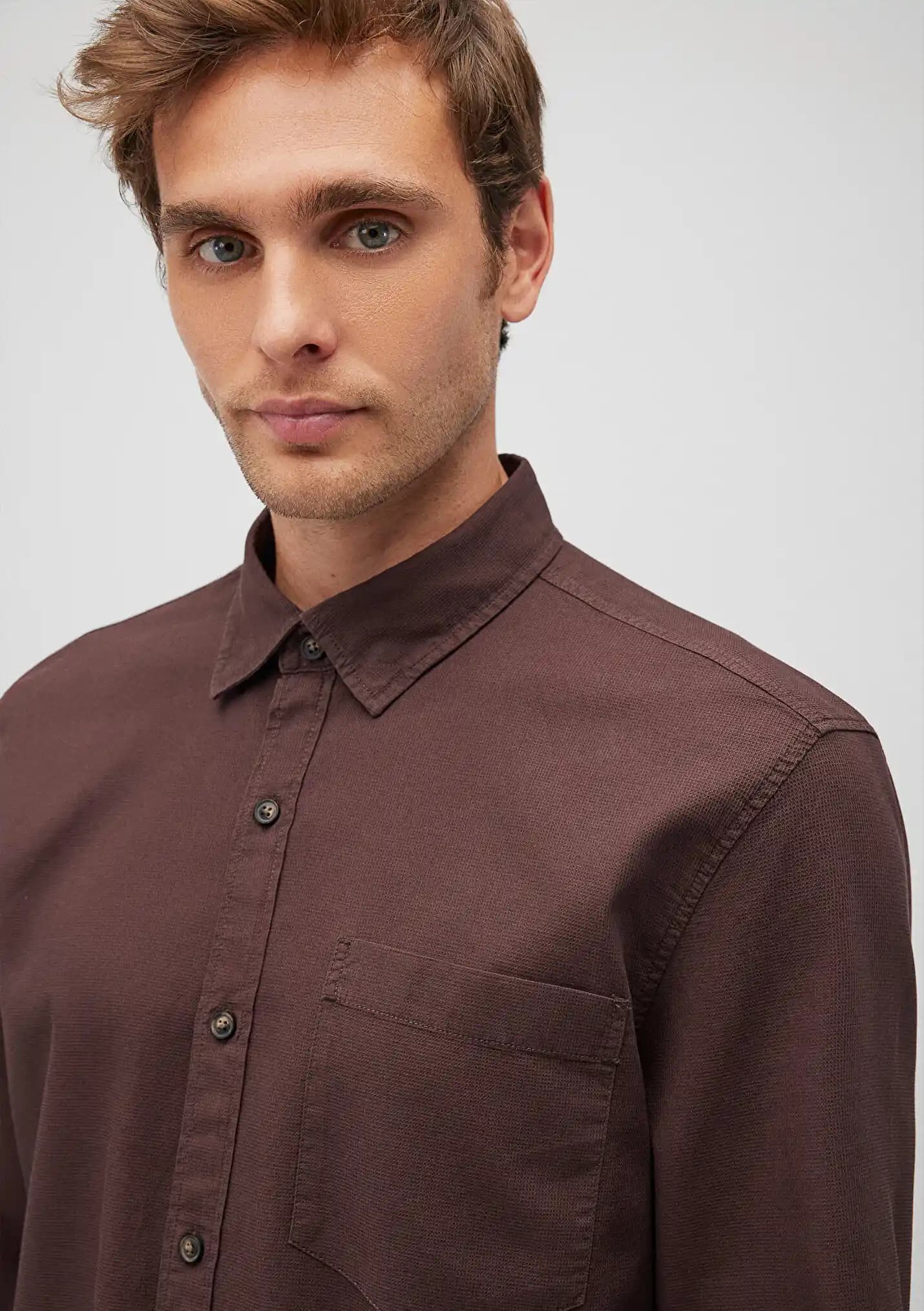 Mavi ve Kahverengi Gömleklerle Şık ve Kendine Özgü Moda Tarzları Yaratma Rehberi