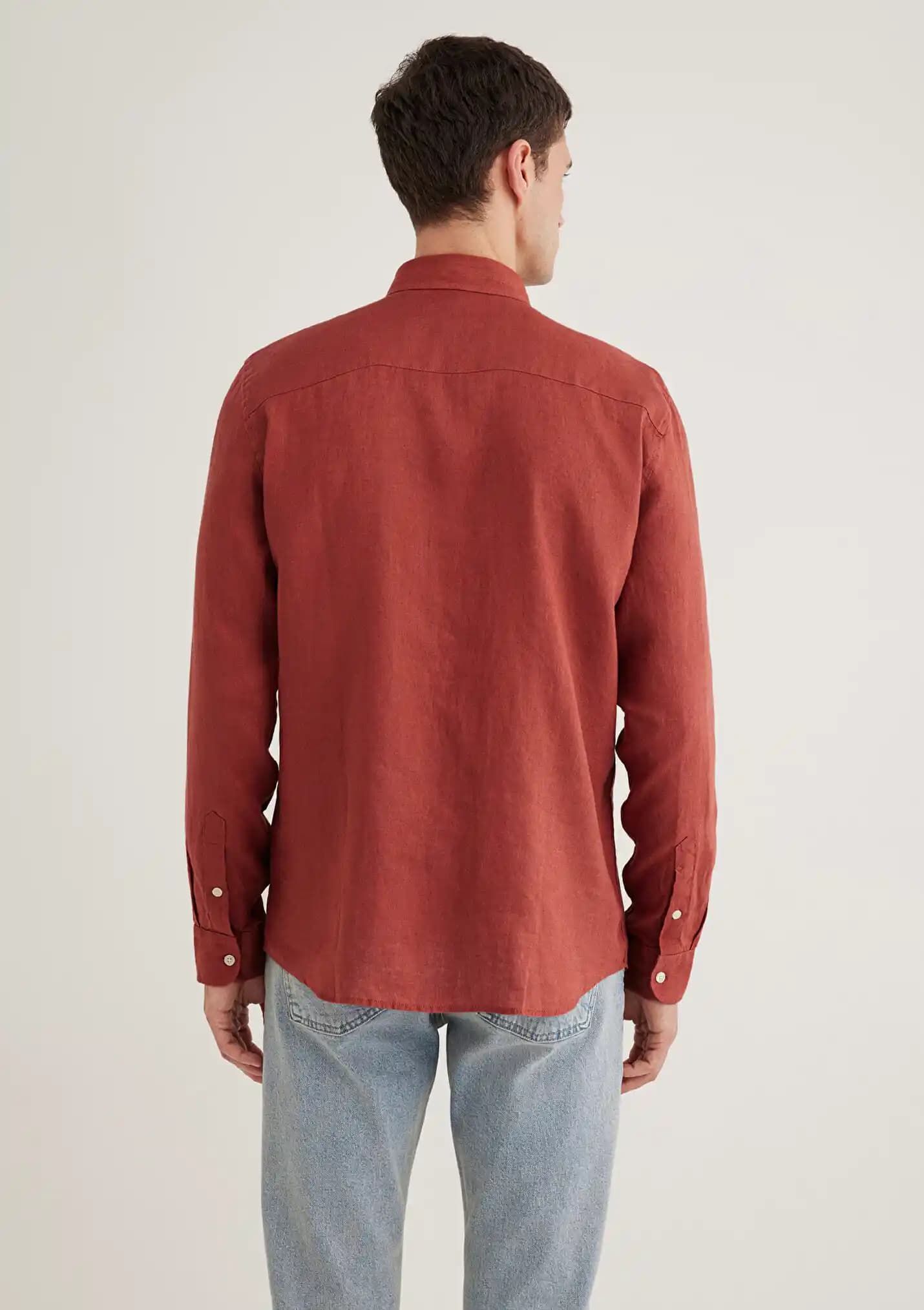 Mavi ve Kırmızı Gömleklerle Moda Dünyasında Kendinizi İfade Etmenin Yolları