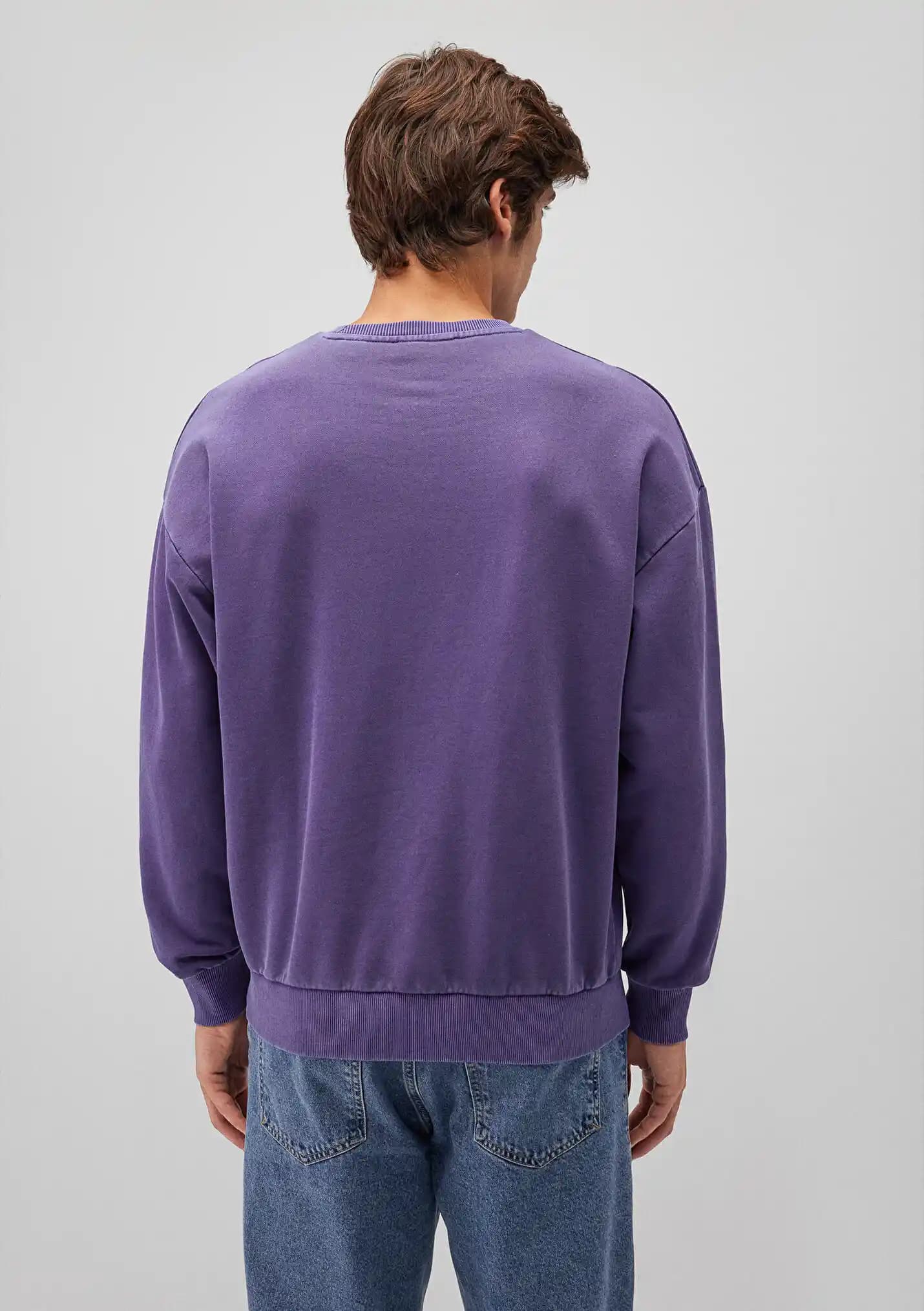 Mavi ve Mor Sweatshirtler: Moda Trendleri ve Stil Kombinasyonları Analizi