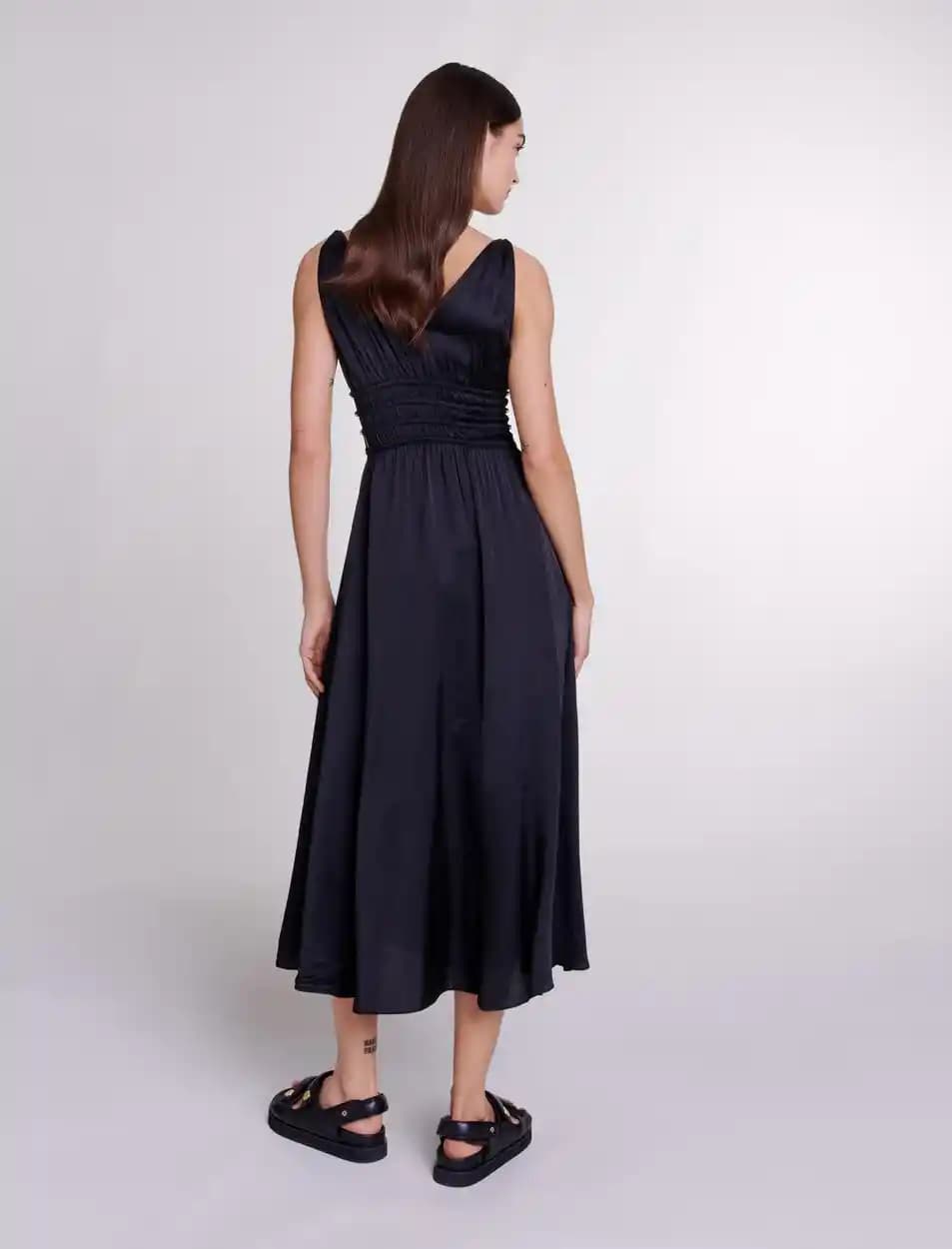 Mavi ve Siyah Elbiseler: Moda Dünyasında Zamansız Şıklık ve Renklerin Gücü