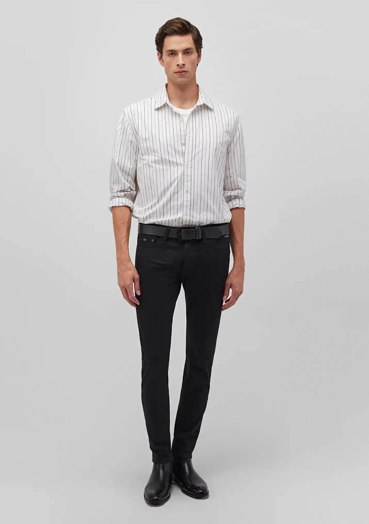 Mavi ve Siyah Jeanler: Moda Dünyasında Zamansız Şıklık ve Kombinasyon İpuçları