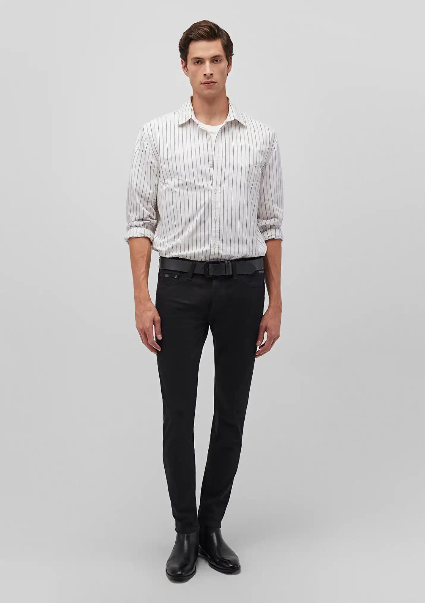 Mavi ve Siyah Jeanler: Moda Dünyasında Zamansız Şıklık ve Kombinasyon İpuçları