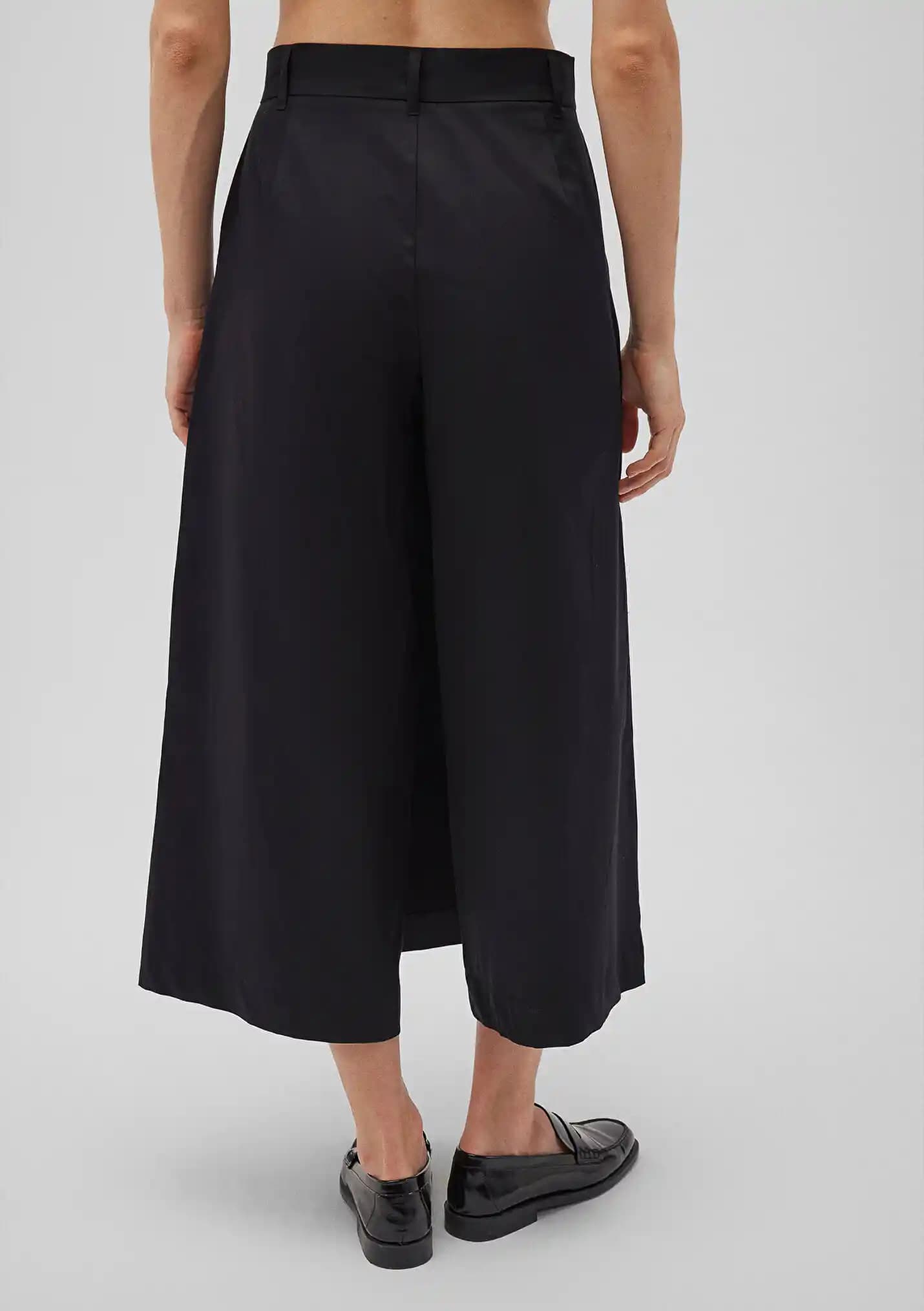 Mavi ve Siyah Pantolonlar: Moda Dünyasında Zamansız ve Şık Kombinasyonlar