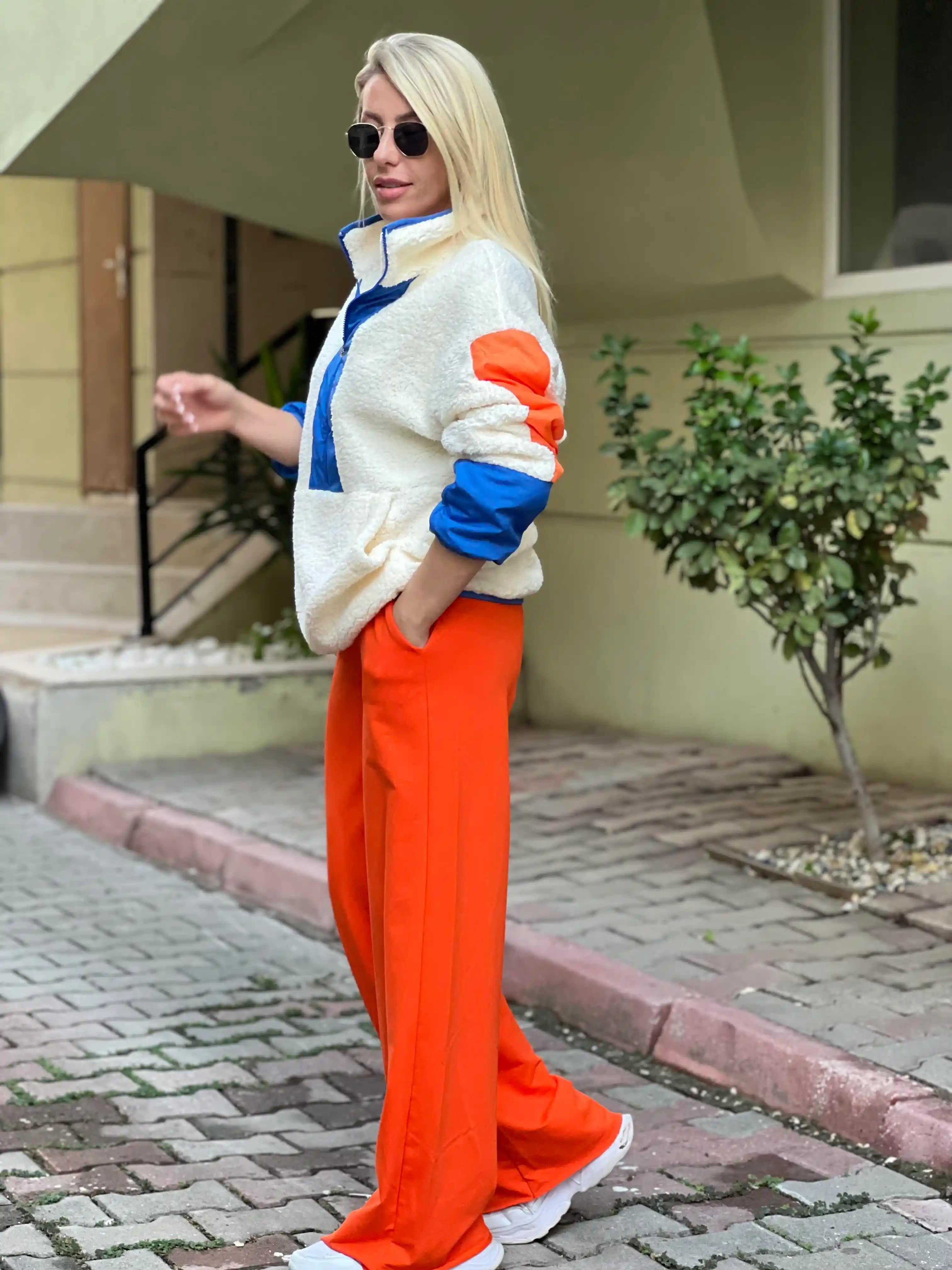 Mavi ve Turuncu Sweatlerin Moda Trendlerindeki Yeri ve Renklerin Anlamları