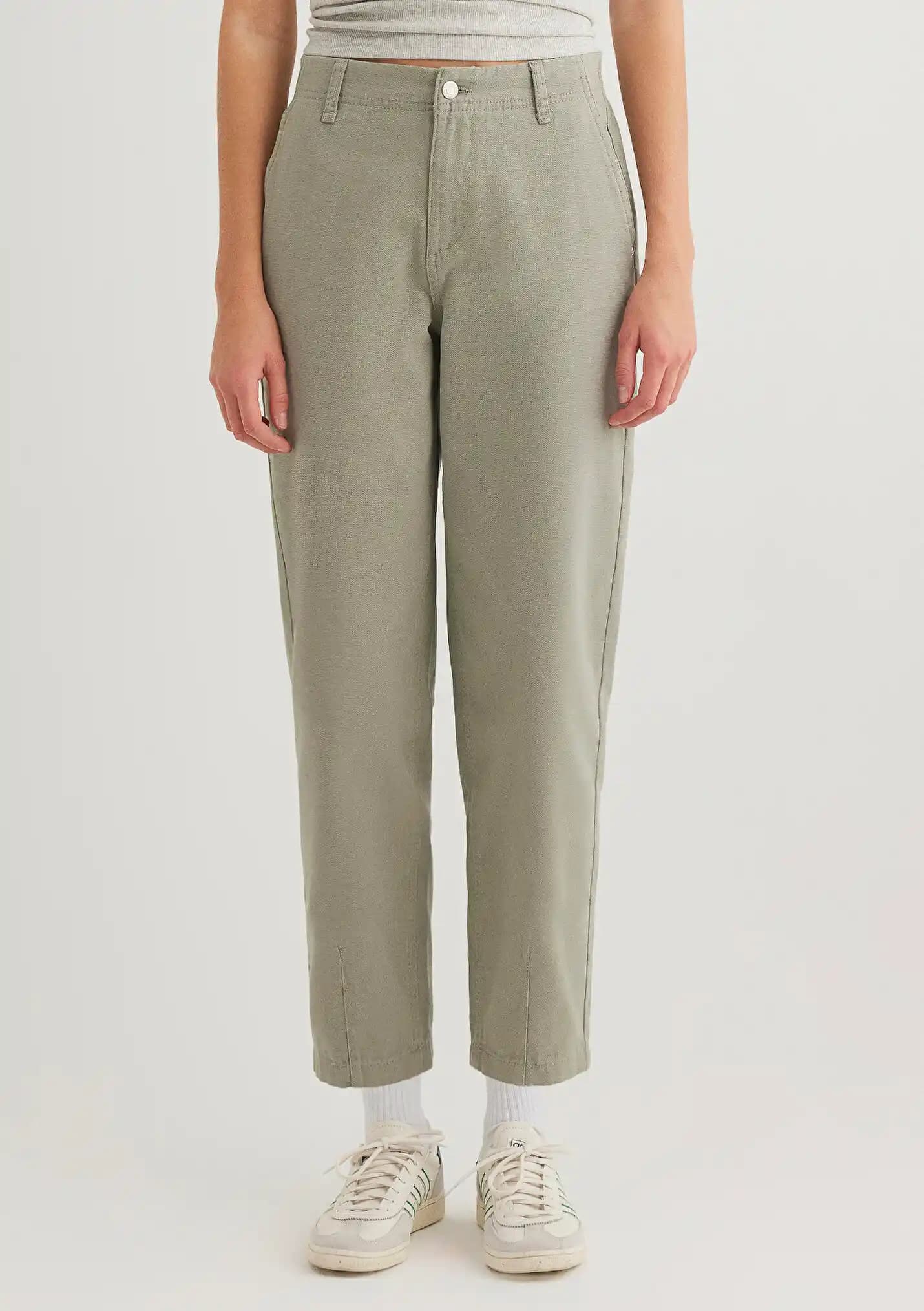 Mavi ve Yeşil Pantolonlarla Moda Trendleri ve Kombin İpuçları