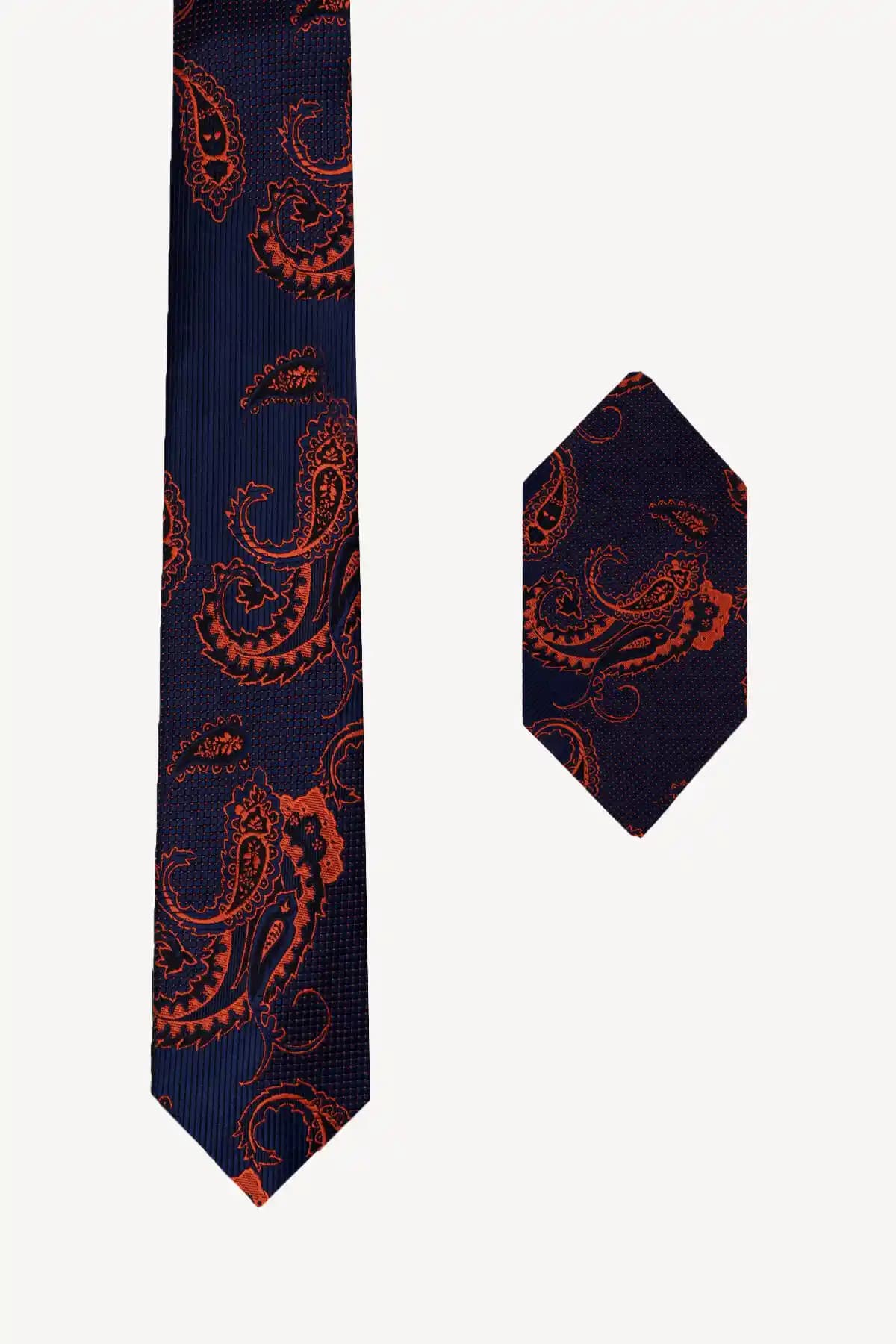 Mendil Kravat: Moda Dünyasında Şıklık ve Yaratıcılığı Yansıtan Özgün Aksesuar