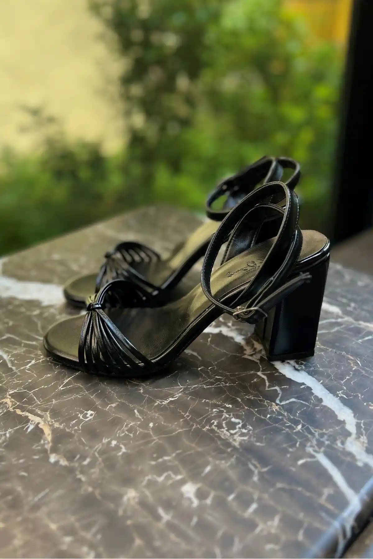 Meral Ayakkabıları: Türk Moda Dünyasında Zarafetin ve Özgünlüğün Sembolü