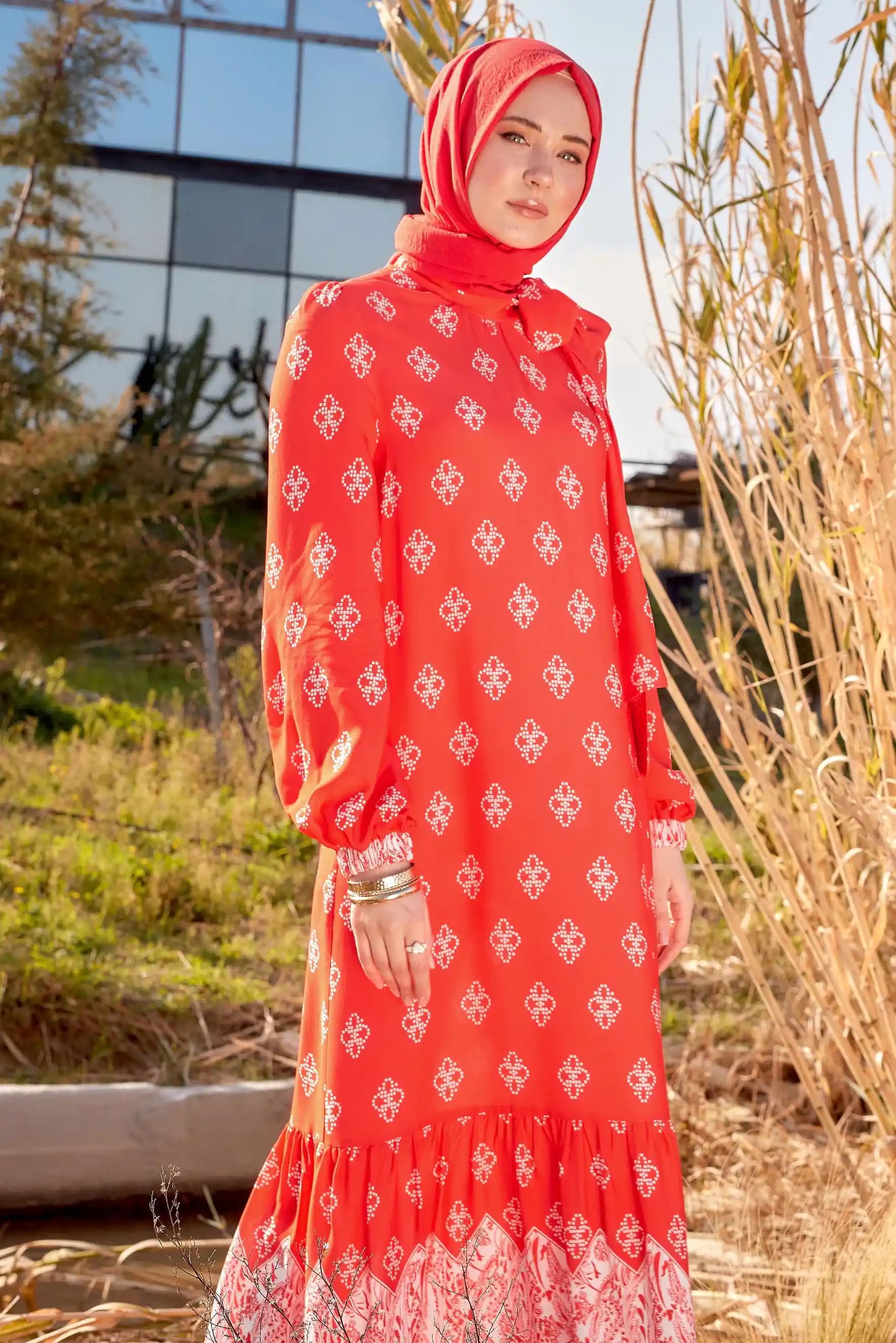 Mercan Rengi Moda Dünyasında Canlı ve Zamansız Bir Stil Seçeneği