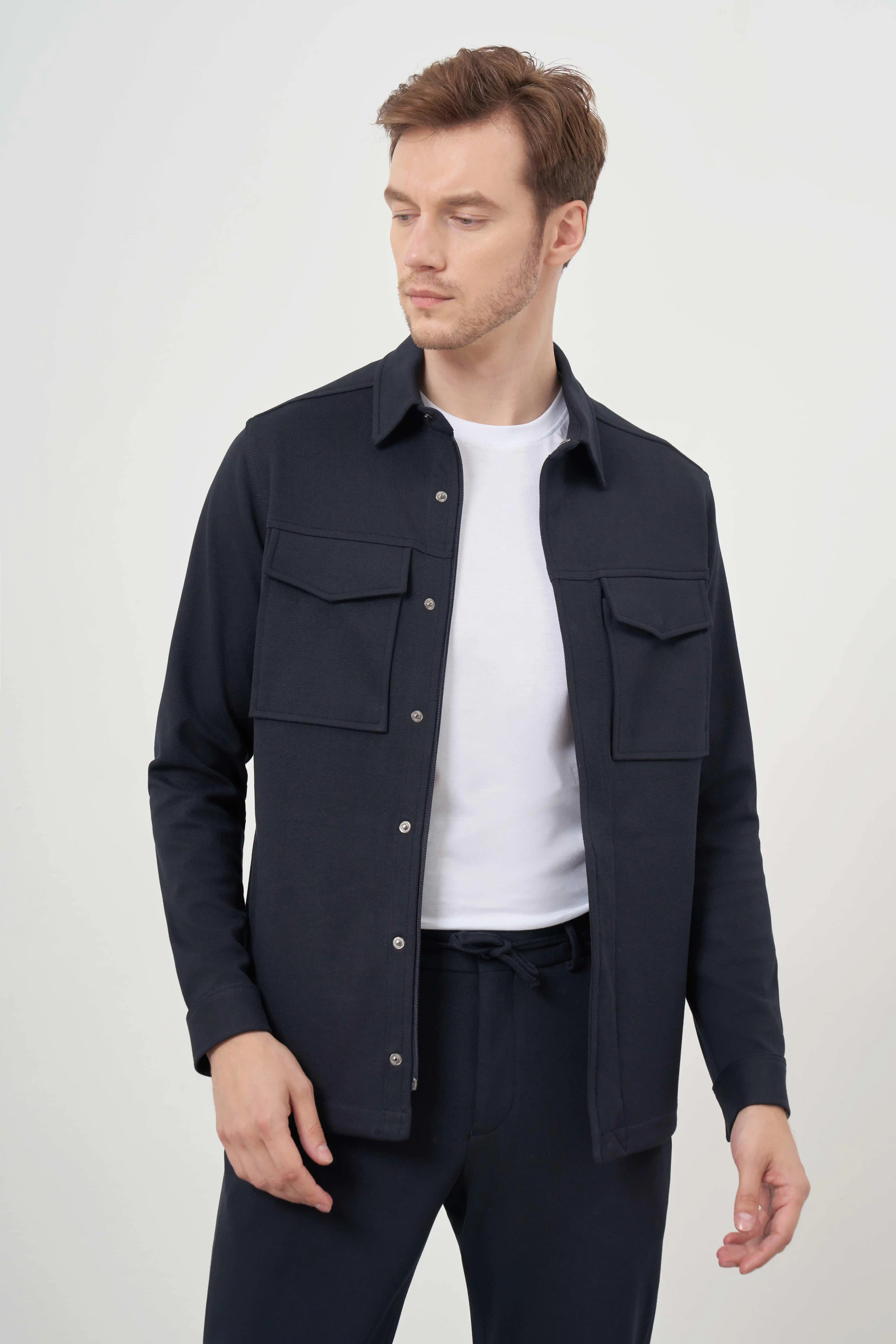 Mevsimlik Gömlekler: Moda ve İşlevselliğiyle Her Sezona Uygun Parçalar