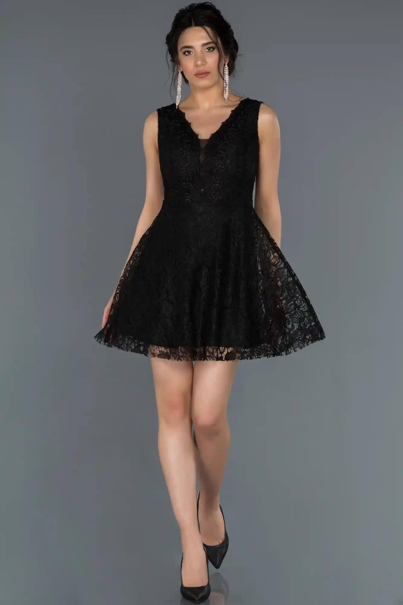 Mezuniyet Gününüz İçin Şık ve Özgün Siyah Kısa Elbise Önerileri